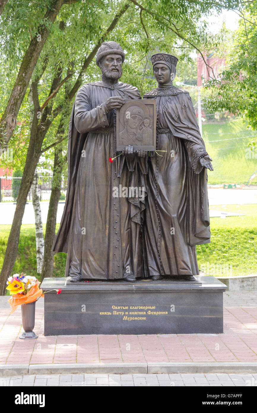 Sergiev Posad - 10. August 2015: Zwanzig Skulptur gewidmet der Heiligen Fürsten Petr und Prinzessin Fevronia Murom in Ser installiert Stockfoto