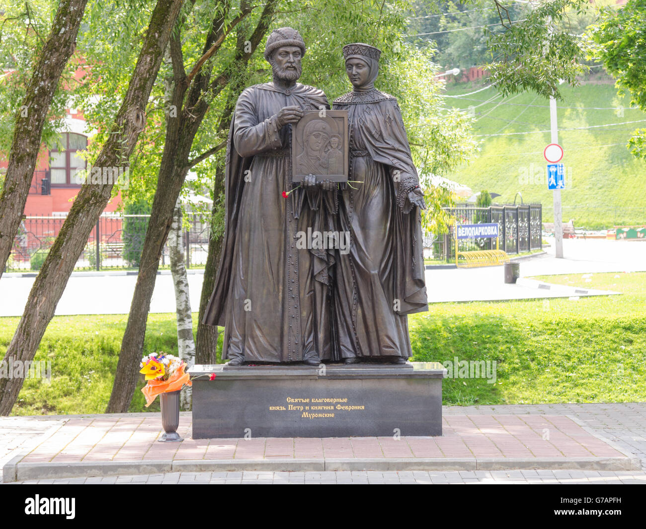 Sergiev Posad - 10. August 2015: Die Skulpturkomposition von den Heiligen Peter Prinz und Prinzessin Fevronia Murom in Sergiev Posa Stockfoto