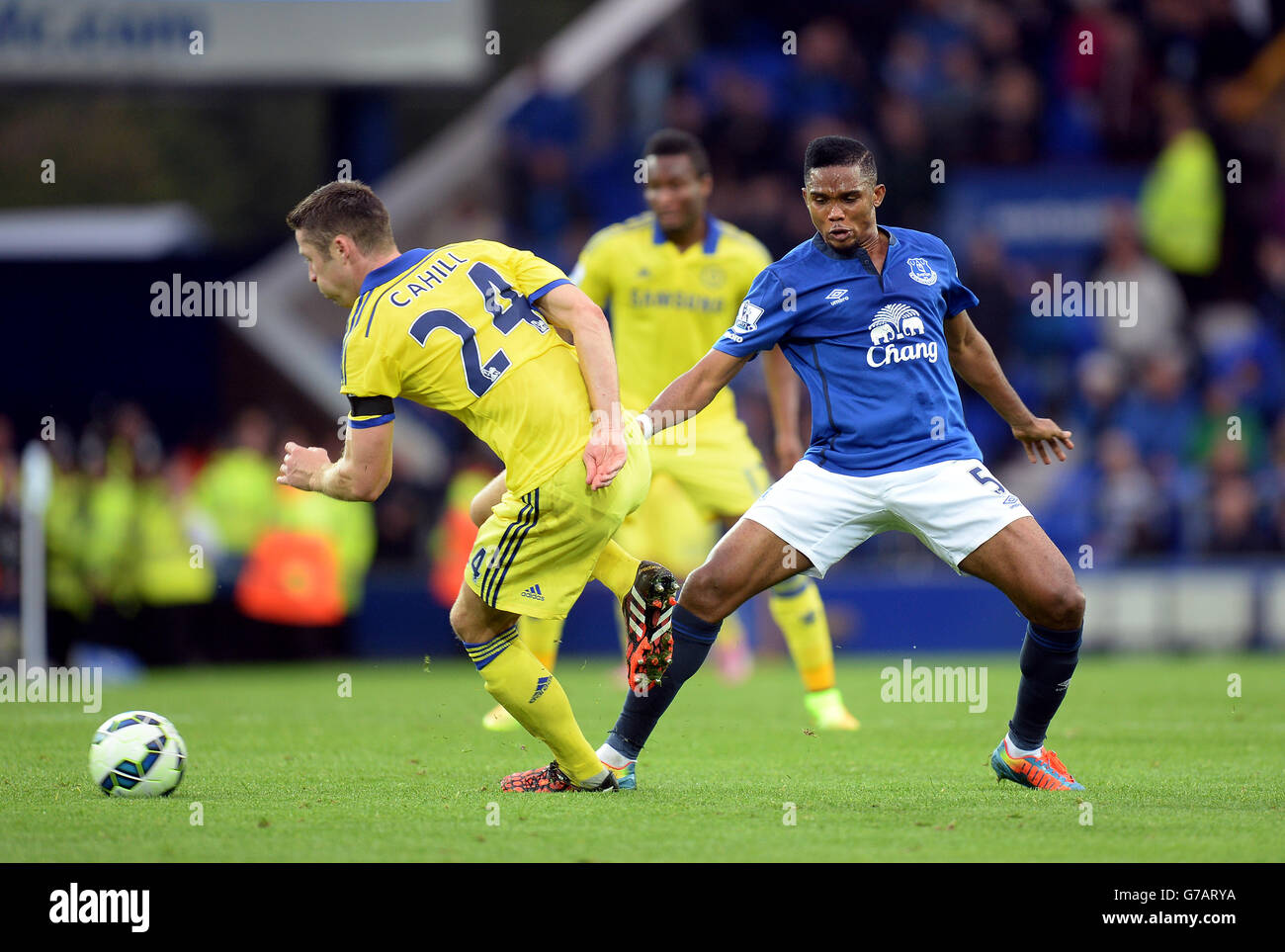 Chelsea's Gary Cahill (links) und Everton's Samuel Eto'o während des Barclays Premier League Spiels im Goodison Park, Liverpool. DRÜCKEN Sie VERBANDSFOTO. Bilddatum: Samstag, 30. August 2014. Siehe PA Geschichte FUSSBALL Everton. Bildnachweis sollte lauten: Martin Rickett/PA Wire. Stockfoto