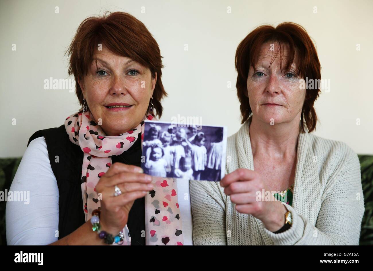 Missbrauchsuntersuchung gemäß NI. Die Missbrauchsüberlebende Kate Walmsley (rechts) und Margaret McGuckian, Gründerin der Überlebenden und Opfer von institutionellem Missbrauch, halten ein Foto, das sie beide in einem Wohnhaus in Londonderry zeigt, Kate ist vorne links und Margaret zweite rechts. Stockfoto