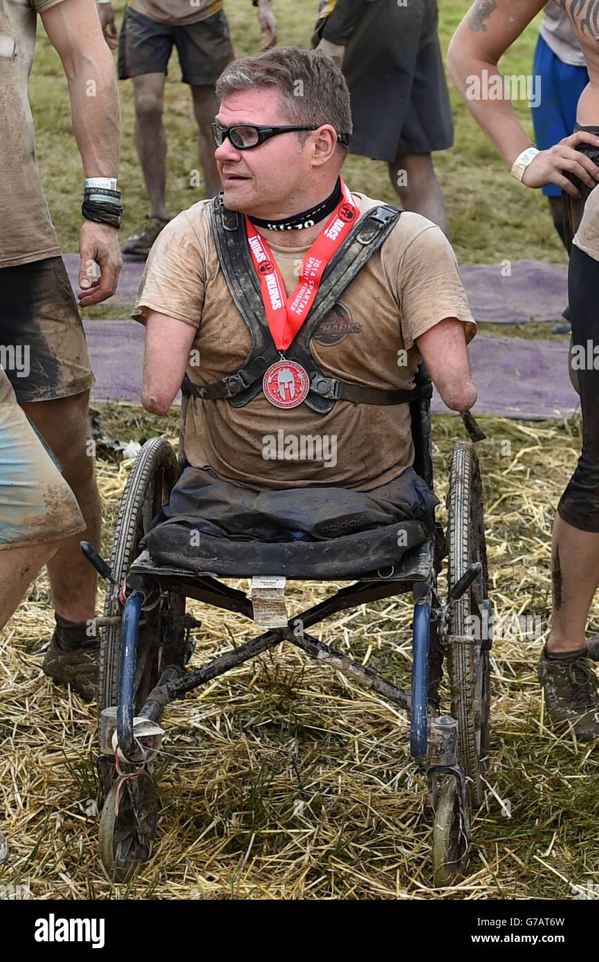 Peter Hull, britischer Paralympics-Goldmedaillengewinnerin nach Abschluss des Spartan Sprint-Events im Pippingford Park in East Sussex. Stockfoto