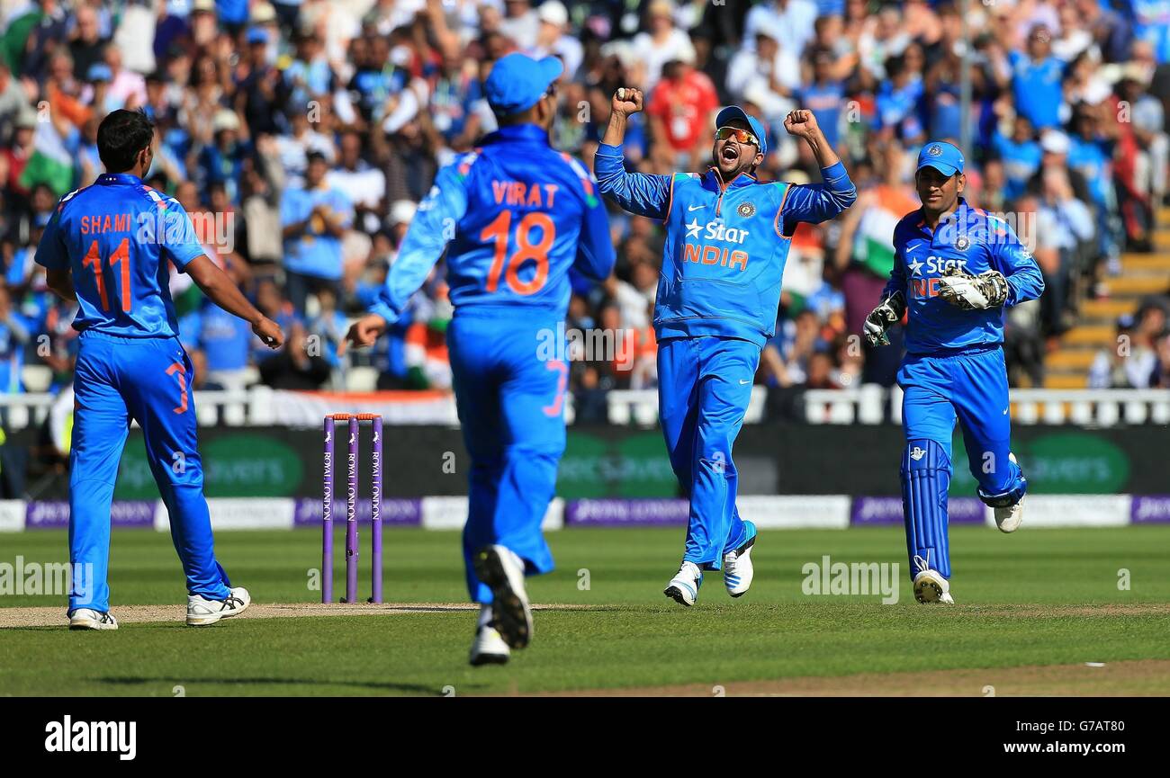 Cricket - Royal London One Day International Series - vierte ODI - England / Indien - Edgbaston. Das indische Suresh Raina feiert das Dickicht von Englands Gary Ballance während des vierten One Day International in Edgbaston, Birmingham. Stockfoto