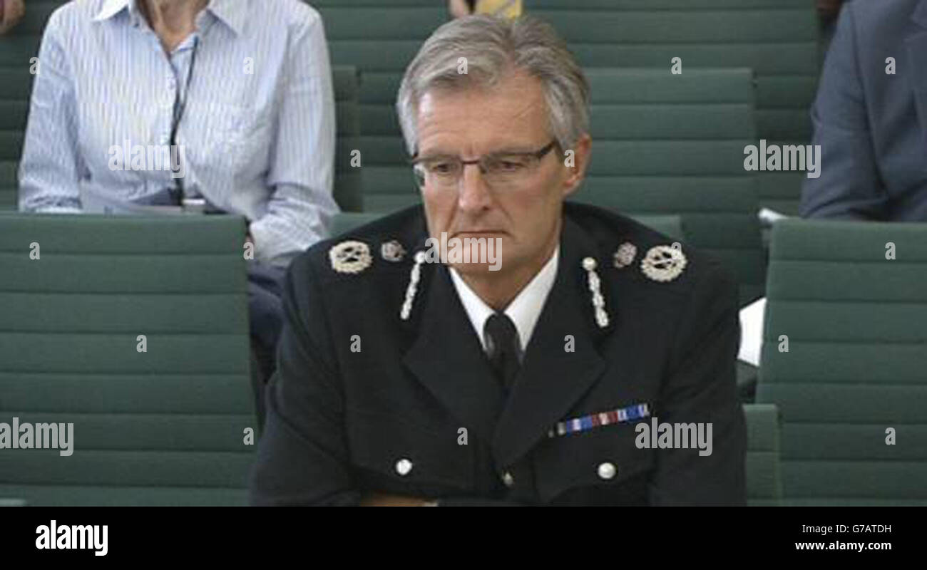 David Crompton, der Hauptkonstabe der Polizei von South Yorkshire, trat vor dem Ausschuss für Inneres im Londoner Unterhaus auf, wo er Fragen bezüglich seiner Streitkräfte beantwortete, die den Überfall auf das Haus von Sir Cliff Richard handhaben. Stockfoto