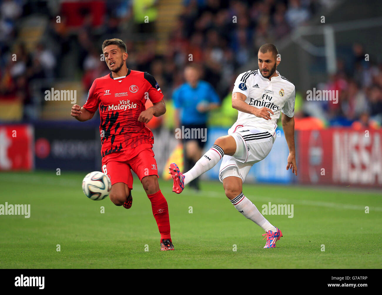 Fußball - UEFA Super Cup 2014 - Sevilla / Real Madrid - Cardiff City Stadium. Sevilla's Daniel Carrico und Real Madrids Karim Benzema (rechts) Stockfoto