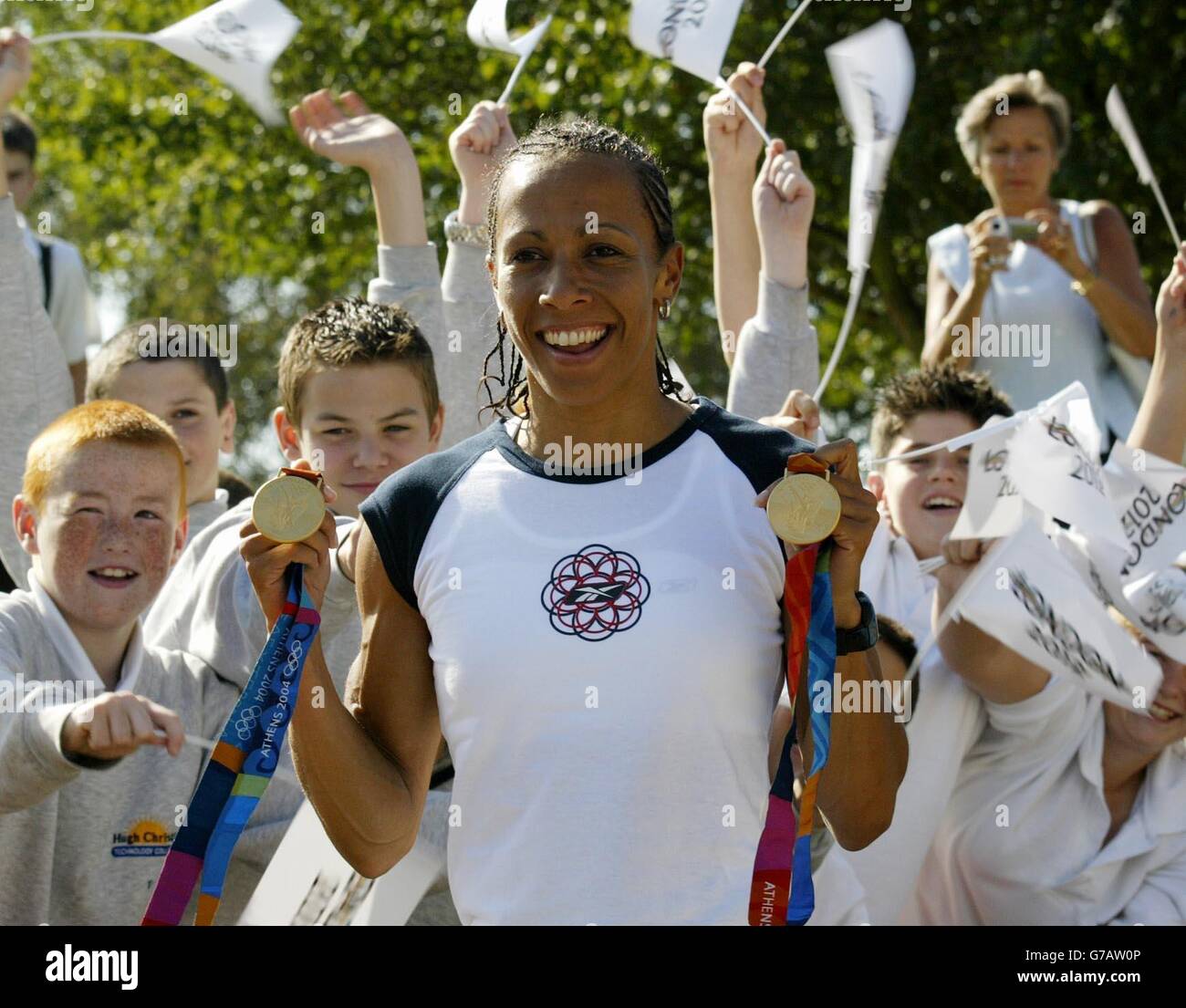 Die doppelte olympische Goldmedaillengewinnerin Kelly Holmes (Mitte) mit ihren Medaillen bei ihrem Besuch in ihrer ehemaligen Schule, dem Hugh Christie Technical College, in Tonbridge, Kent. Stockfoto