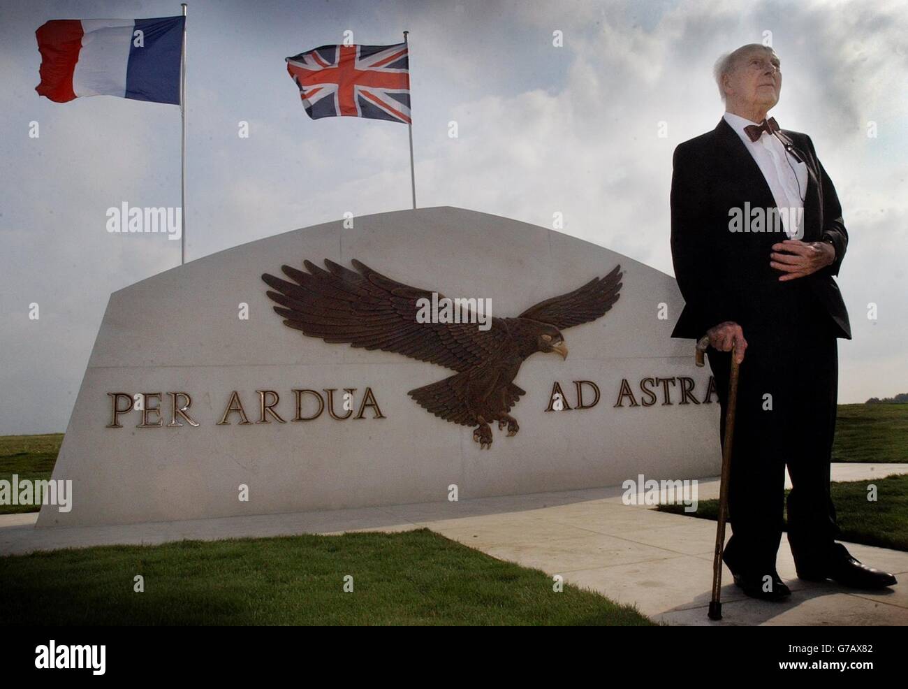 Der Veteran des Ersten Weltkriegs, Henry Allingham, 108, steht neben dem British Air Services Memorial, das auf dem Flugplatz St. Omer in Frankreich enthüllt wurde und das erste dauerhafte Denkmal für die Männer und Frauen sein wird, die an der Westfront dienten. Stockfoto