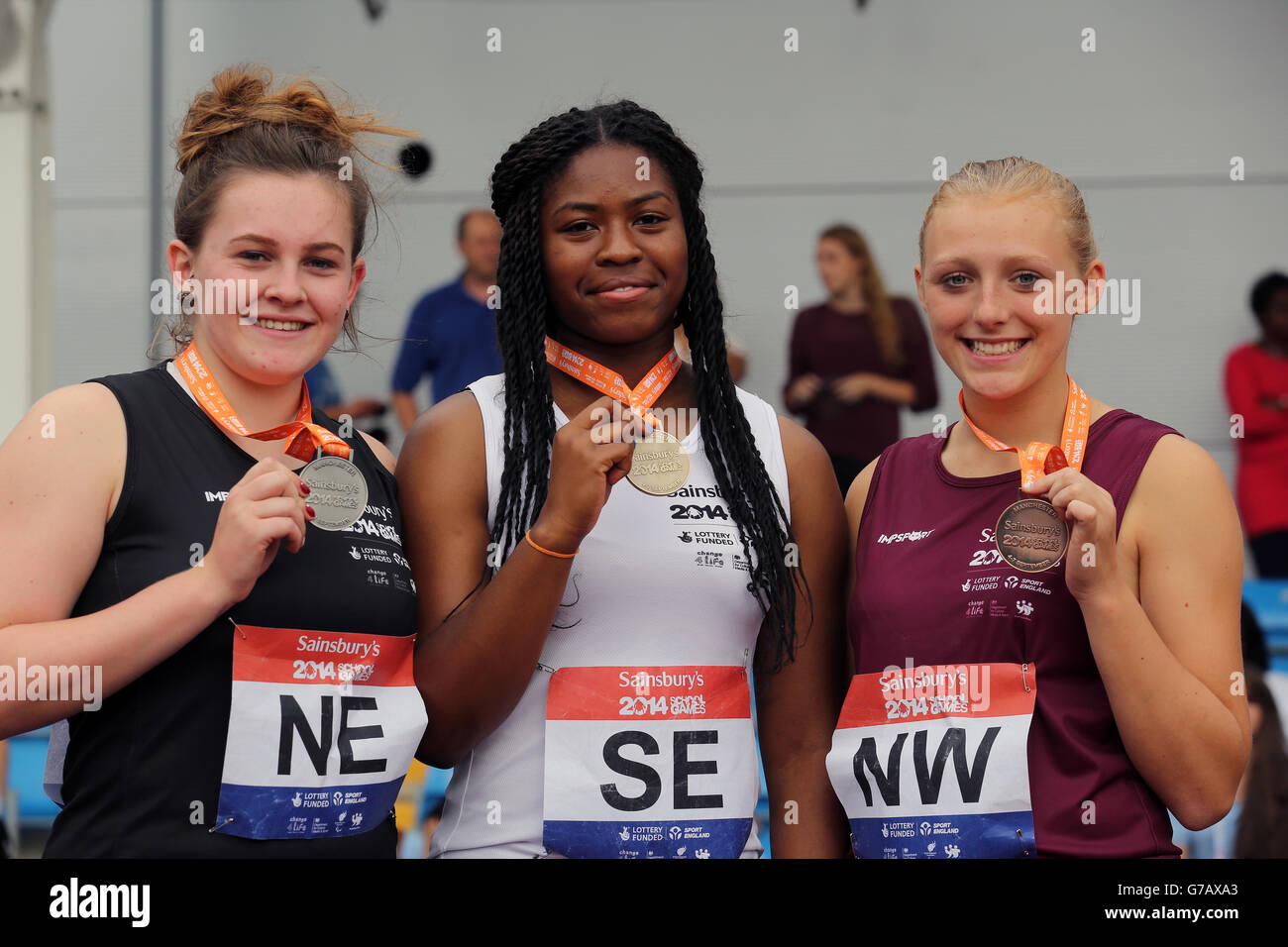 Medaillenzeremonie für den Girls Shot Putt, Gold South East's Divine Oladipo, Silver North East's Toni Buckingham und Bronze North West's Emily Ball bei den Sainsbury's 2014 School Games, Manchester Regional Arena, Manchester. Stockfoto