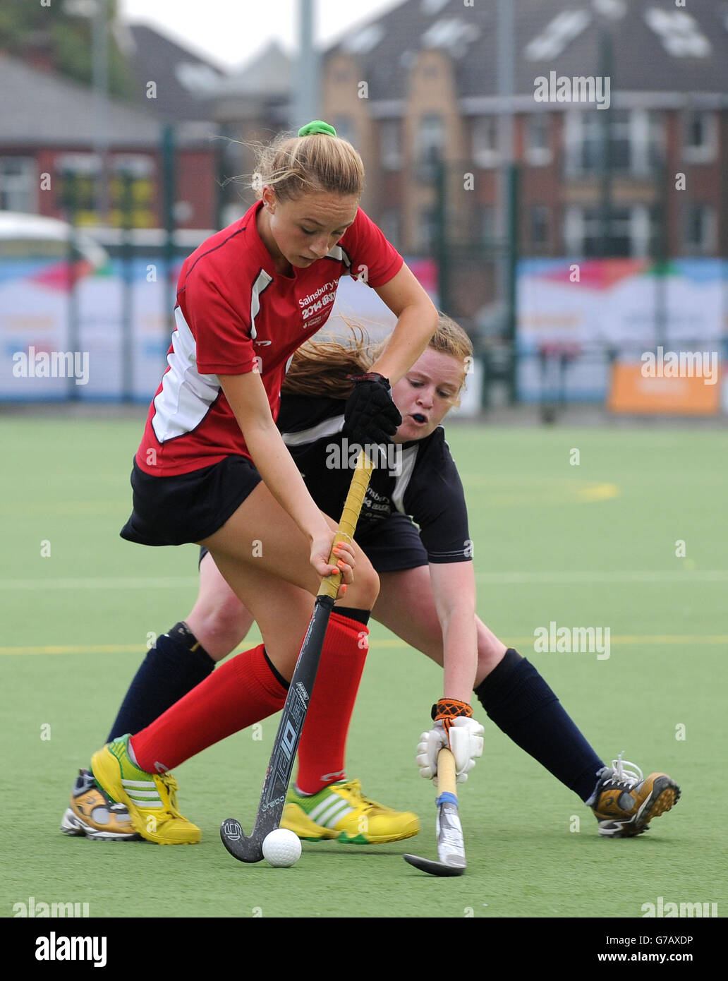 Action zwischen England (rot) und Schottland (blau) im Hockey während der Sainsbury's 2014 School Games in der Armitage, Manchester. DRÜCKEN Sie VERBANDSFOTO. Bilddatum: Freitag, 5. September 2014. Bildnachweis sollte lauten: Tony Marshall / PA Wire. Stockfoto