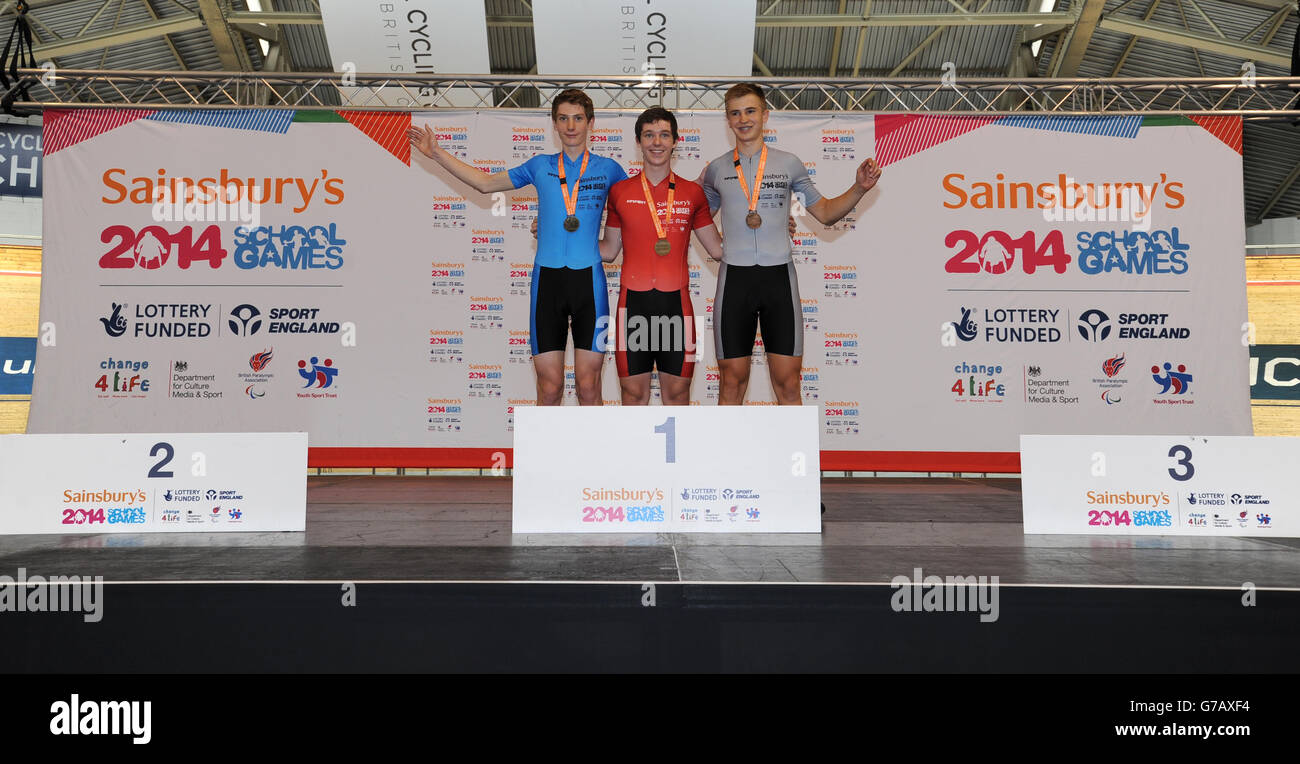 Die Siegerehrung der Jungen Sprint-Medaille (von links nach rechts) William Turnbull (Silber), Rhys Britton (Gold) und Alex Jolliffe (Bronze) während der Sainsbury's School Games 2014, National Cycling Center, Manchester. Stockfoto