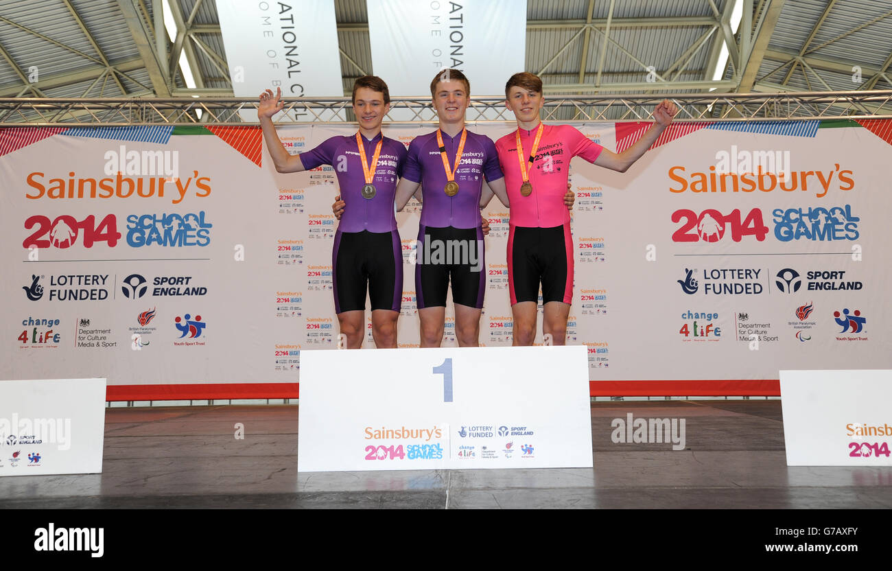 The Boys 15Km Punkte Race Medal Ceremony (links nach rechts) Ethan Hayter (silber), Fred Wright (Gold) und Jamie Ridehalgh (Bronze) während der Sainsbury's 2014 School Games, National Cycling Centre, Manchester. Stockfoto