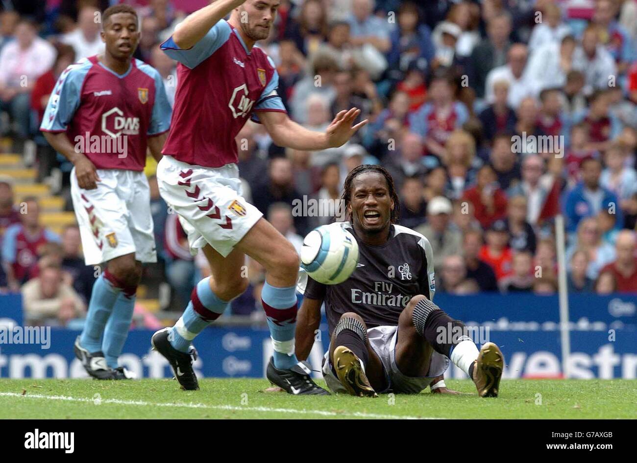 Chelseas Didier Drogba kann nur zusehen, wie Olaf Mellberg von Villa während ihres Spiels der Barclays Premiership im Villa Park, Birmingham, die Führung übernimmt. Stockfoto