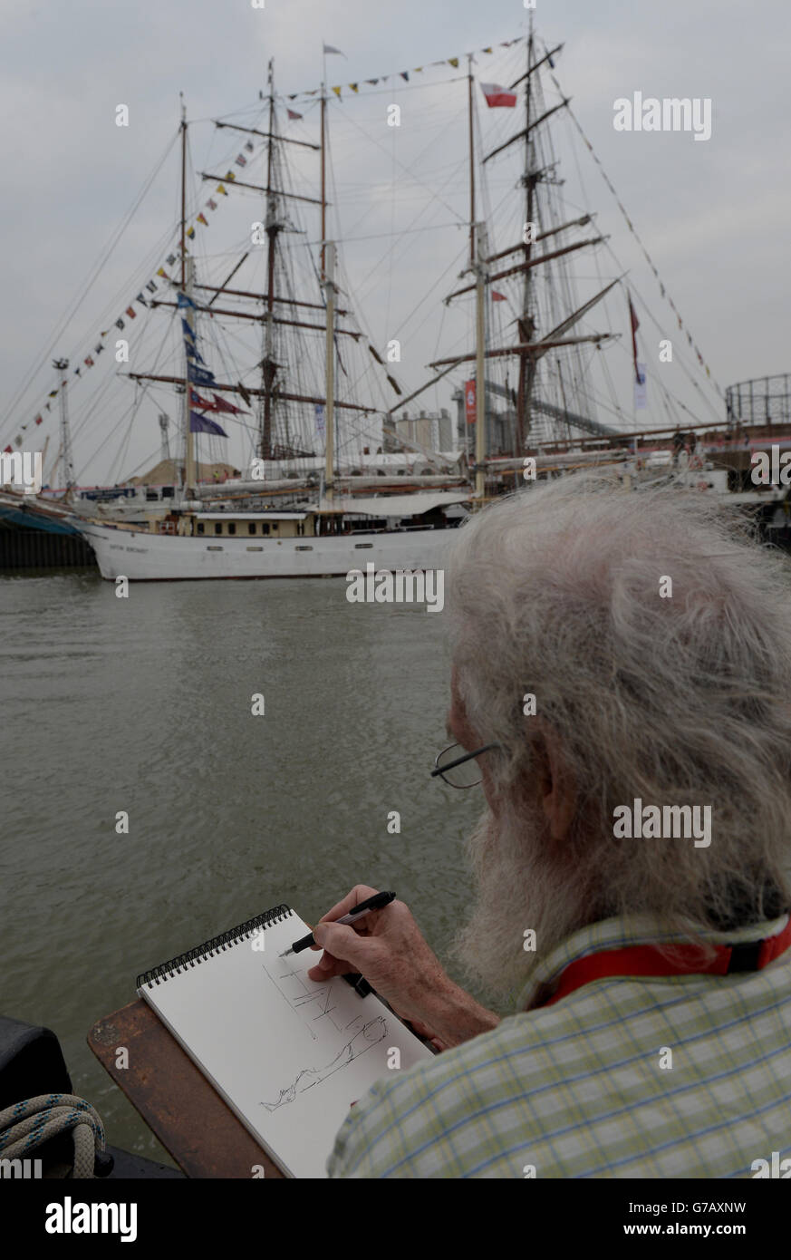 Tall Ships Regatta. Ein Künstler entwirft Tall Ships auf der Themse während des Royal Greenwich Tall Ships Festival in London. Stockfoto