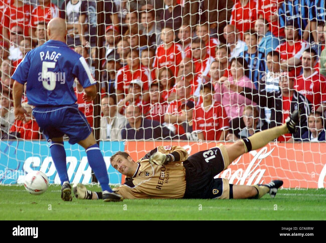 Torhüter Martyn Margetson aus Cardiff macht sich am Samstag, 11. September 2004, beim Coca Cola Championship-Spiel auf dem City Ground, Nottingham, gegen Nottingham Forest sicher. KEINE INOFFIZIELLE NUTZUNG DER CLUB-WEBSITE. Stockfoto