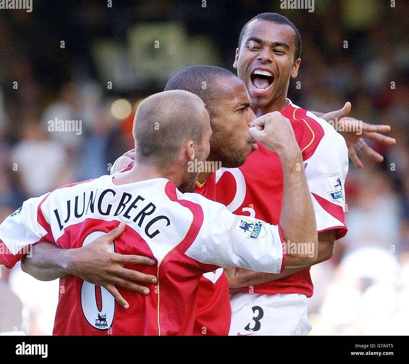 Fredrik Ljungberg (L) von Arsenal feiert sein erstes Tor von zwei mit den Teamkollegen Thierry Henry (Mitte) und Ashley Cole während ihres Premiership-Spiels von Barclays im Craven Cottage, London, am Samstag, den 11. September 2004. Stockfoto