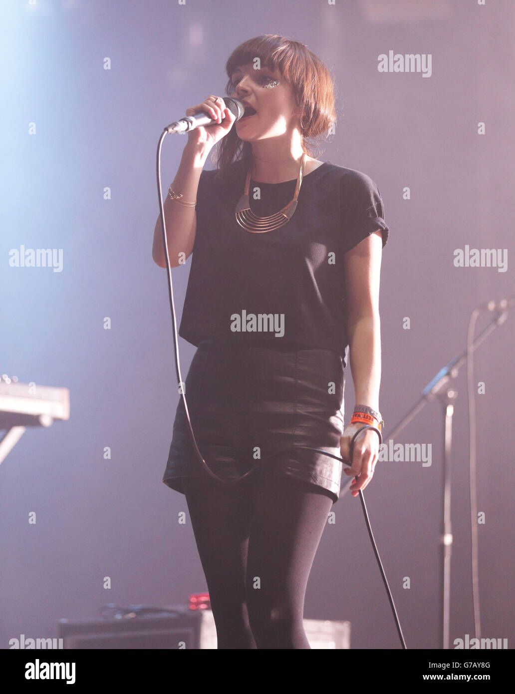 Lauren Mayberry von Chvrches tritt im Big Top bei Beestival auf, das im Robin Hill Adventure Park, Isle of Wight, stattfindet. Stockfoto