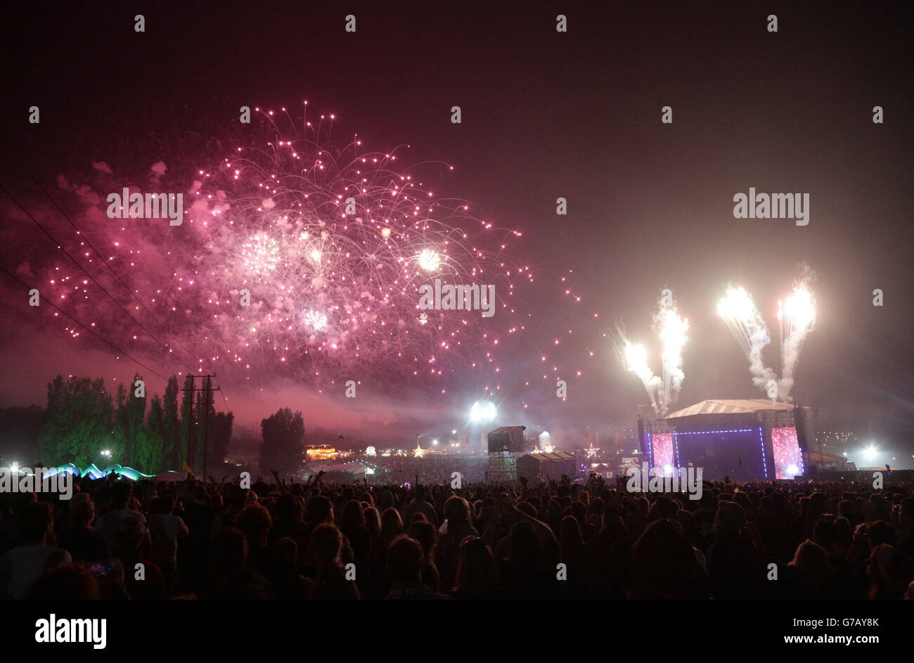 Feuerwerk explodiert während des Festivals, das im Robin Hill Adventure Park, Isle of Wight, stattfindet. Stockfoto