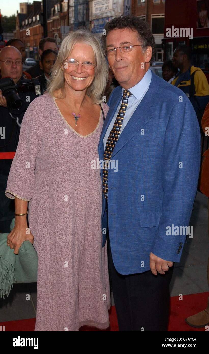 Der Schauspieler Robert Powell und seine Frau Babs kommen für die Best of the Empire - Charity-Gala-Performance und Promi-Auktion im Hackney Empire im Osten Londons, um die Fertigstellung zu feiern. Stockfoto