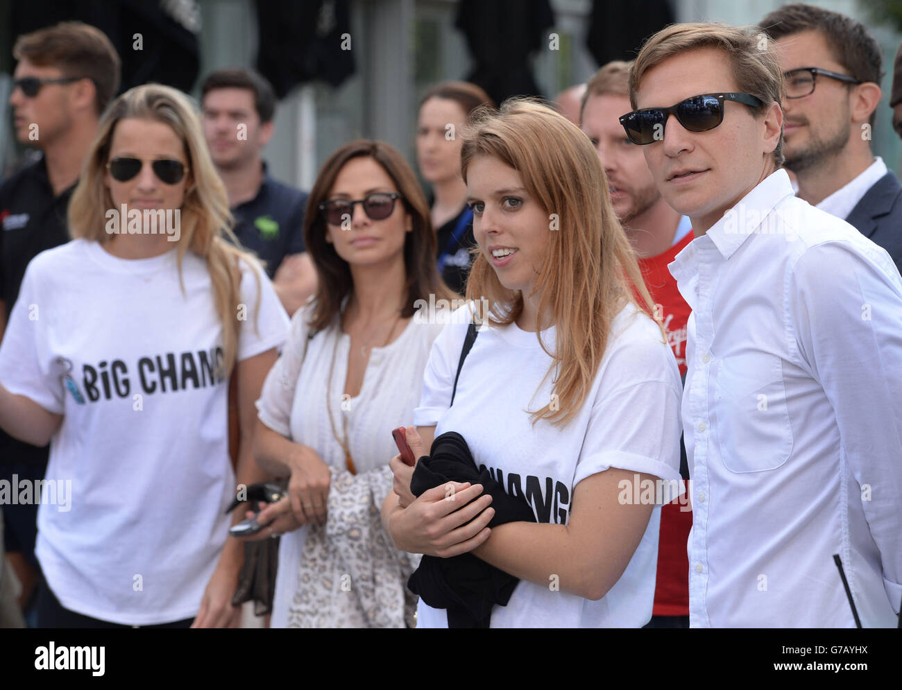 Natalie Imbruglia, Prinzessin Beatrice mit ihrem Freund David Clark sieht sich den Start der Virgin Strive Challenge in der O2 Arena an, bei der ein Team von Abenteuern von London bis zum Gipfel des Matterhorns in der Schweiz reisen wird, ganz unter menschlicher Kraft. Stockfoto