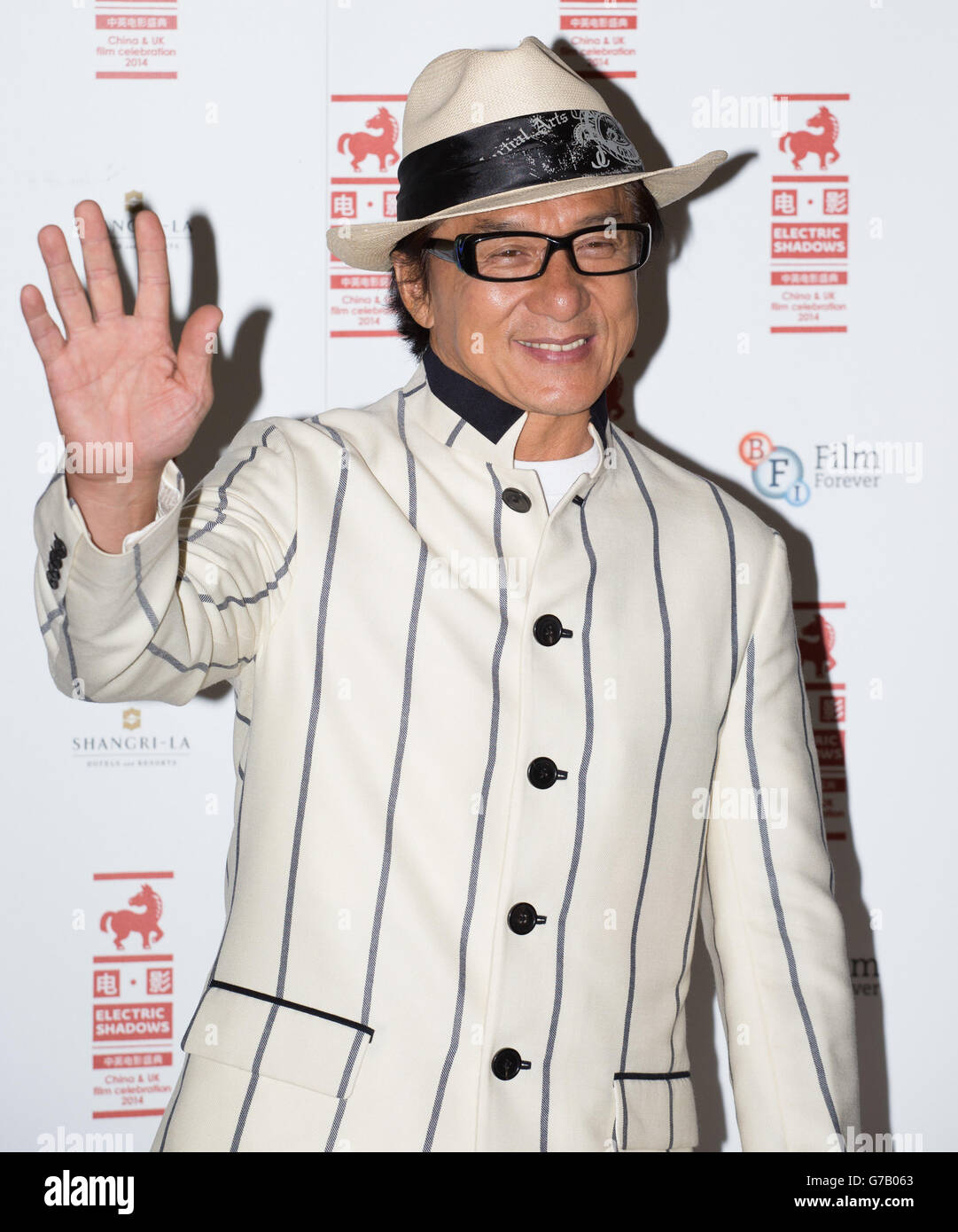 Jackie Chan begrüßt die Presse im BFI Southbank für eine Sondervorführung seines Films Chinese Zodiac und Karriere-Q&A im Rahmen der BFI's A Century of Chinese Cinema Season. Stockfoto