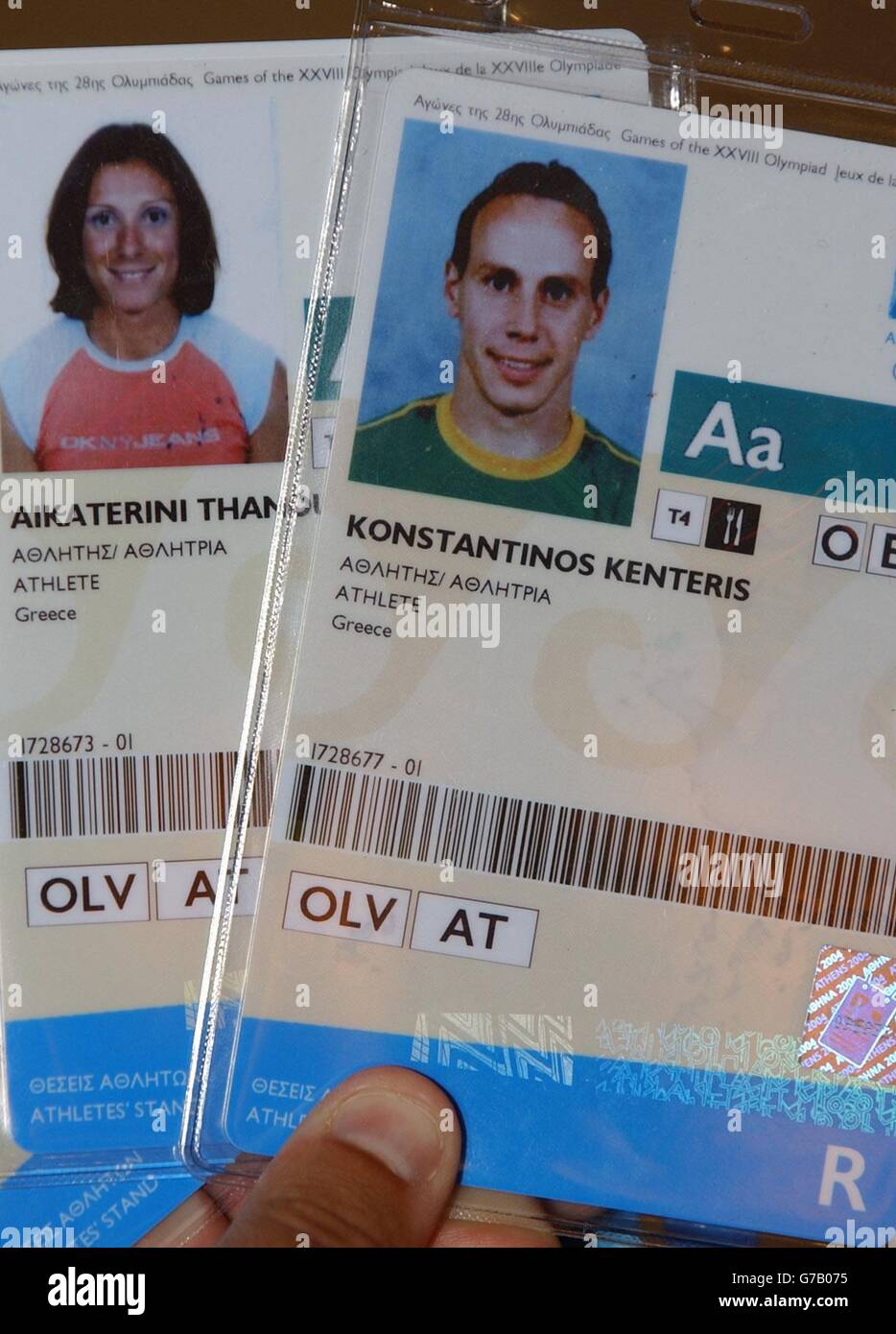 Die Akkreditierung der Olympischen Spiele 2004 in Athen wurde dem Internationalen Olympischen Komitee von griechischen Athleten von Kostas Kenteris und Katerina Thanou übergeben. Die Athleten haben ihren verpassten Drogentestfall vom IOC-Vorstand an die International Associations of Athletics Federations verwiesen bekommen. Stockfoto