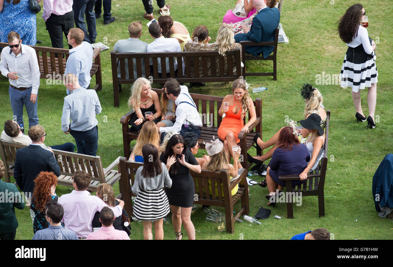 Pferderennen - Betfred Ladies Day - Newbury Racecourse. Rennfahrer beim Betfred Ladies Day auf der Newbury Race Course, Newbury. Stockfoto