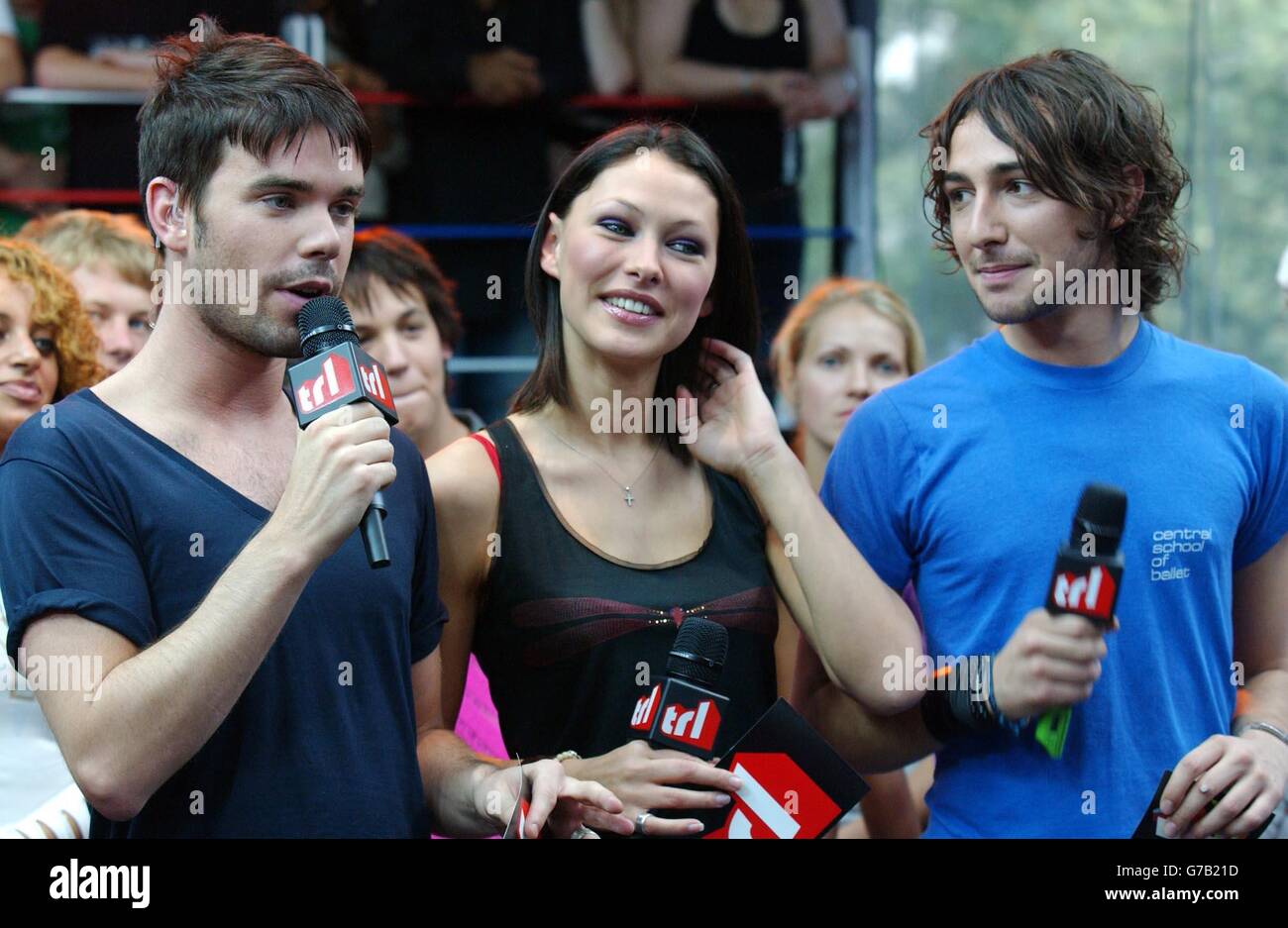 Die Moderatoren Dave Berry (links), Emma Griffiths und Alex Zane bei der TRL - Total Request Live - Show von MTV in ihren neuen Studios am Leicester Square im Zentrum von London. Stockfoto