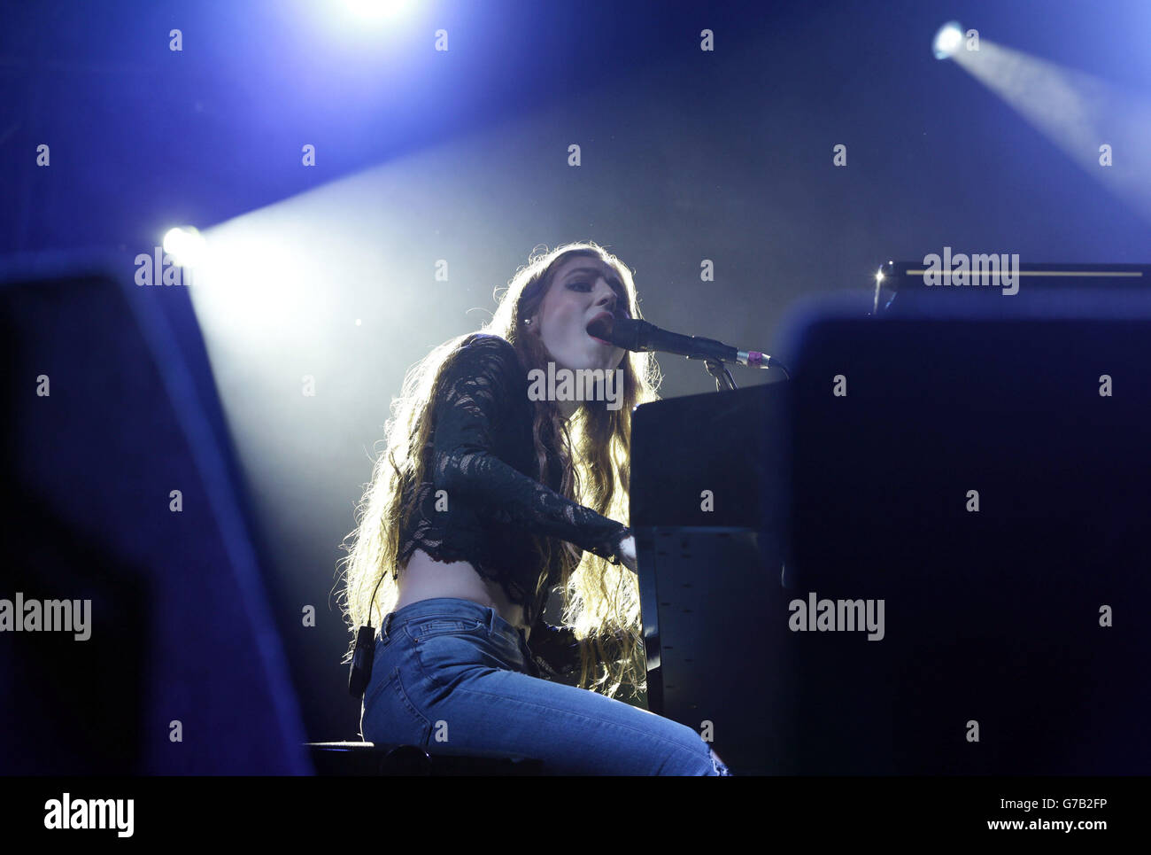 Jasmine van den Bogaerde, die unter ihrem Künstlernamen Birdy am ersten Tag des V Festivals auf der Futures Stage im Hylands Park in Chelmsford, Essex, auftrat. Stockfoto