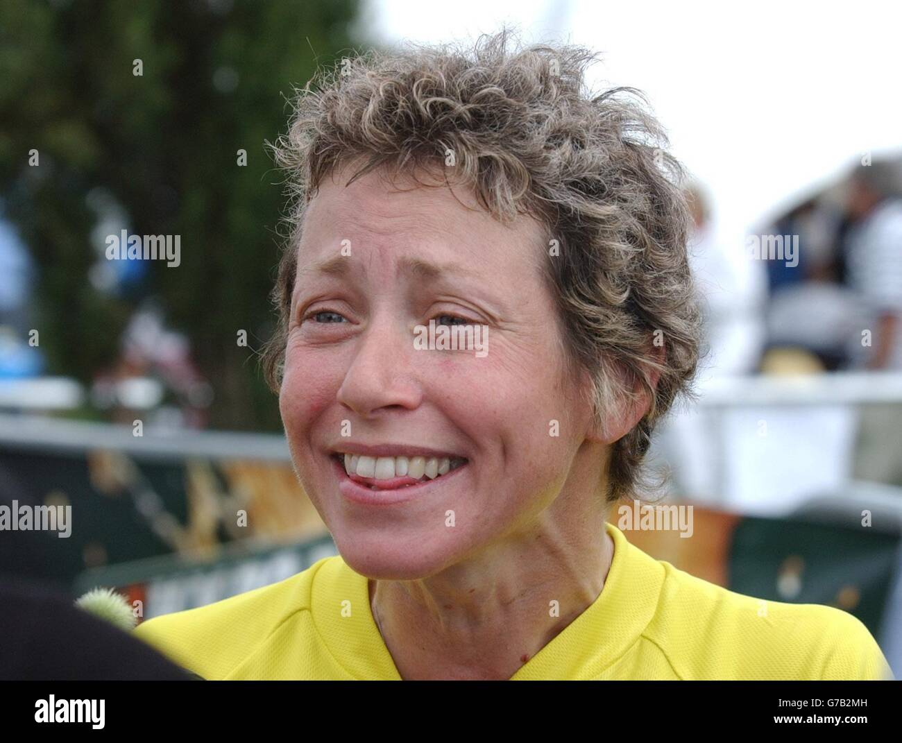 Begeistert Jane Tomlinson, nachdem sie den Half Ironman UK Triathlon in Sherborne Castle absolviert hatte. 02/09/04: Die Krebserkrankung im Endstadium kündigt an, dass sie sich einer der härtesten und körperlich anstrengendsten Herausforderungen der Welt stellen wird, dem drei-Viertel-Eisenmann. Es besteht aus einem 4 km Schwimmen, einer 120 km Radtour und einem 30 km Lauf, und dauert etwa 11 Stunden. 25/09/04: Jane Tomlinson bereitete sich auf eine der härtesten und körperlich anstrengendsten Herausforderungen der Welt vor - den drei Viertel Ironman, Tomorrow's in Nizza. Stockfoto