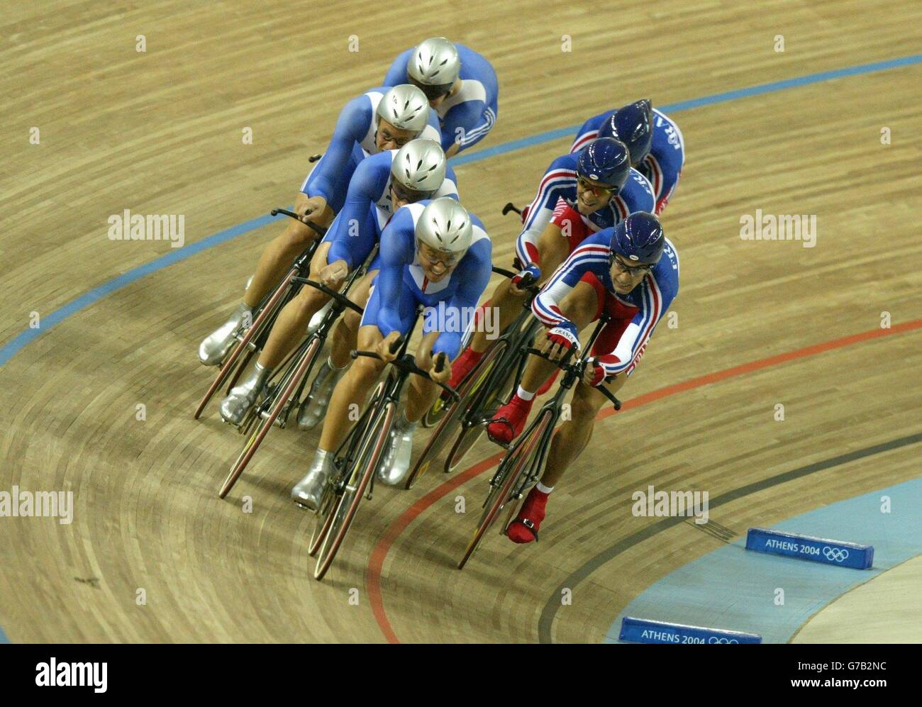 Das britische Team-Pursuit-Quartett Steve Cummings, Paul Manning, Chris Newton und Bradley Wiggins überholen ihre französischen Gegner in der ersten Qualifikationsrunde im Olympic Velodrome in Athen. Stockfoto