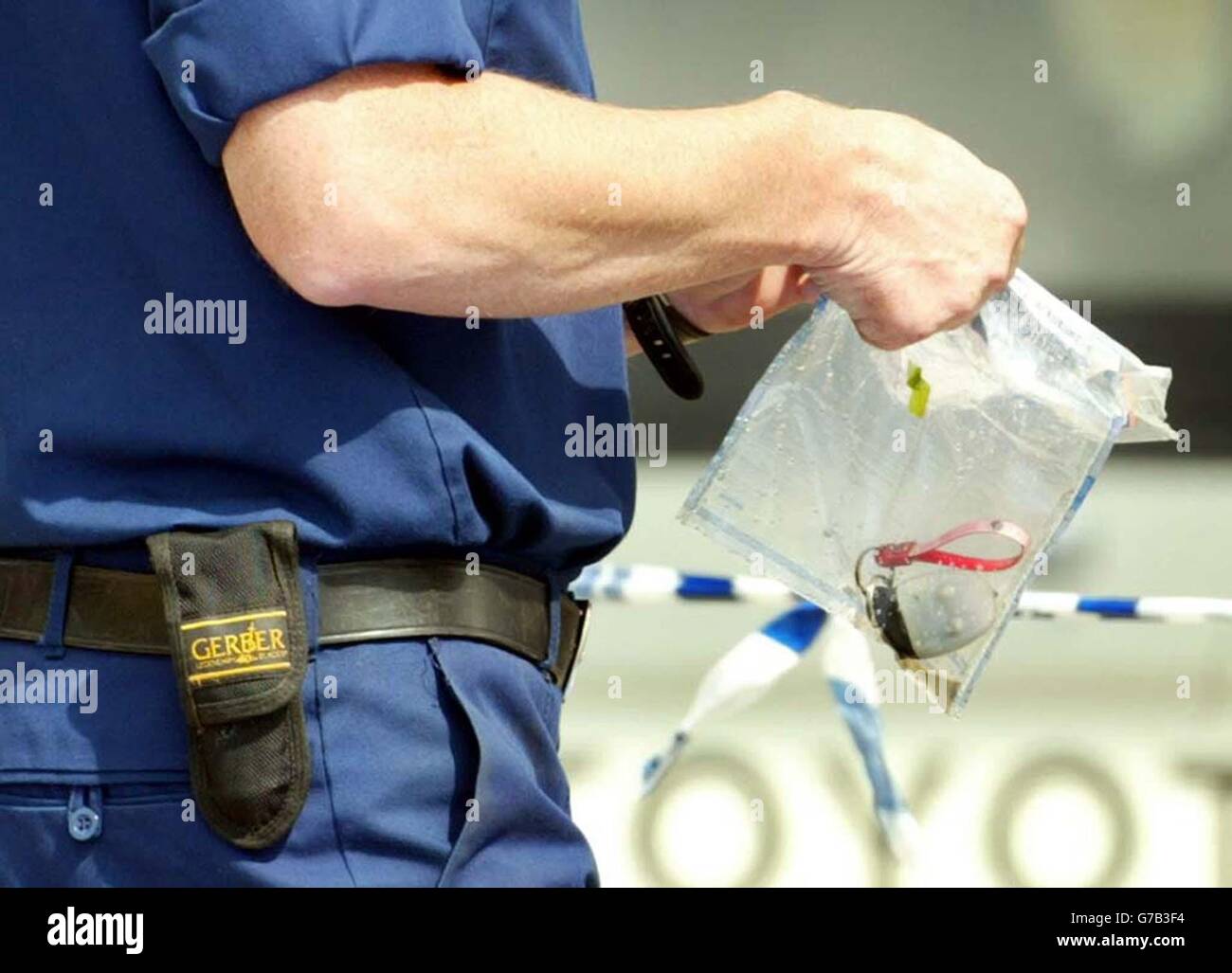 Die Polizei stellt ein Objekt von der Themse in Walton auf der Themse wieder her, während sie die Suche nach Beweisen im Zusammenhang mit dem Mord an Amelie Delagrange fortsetzt. Stockfoto