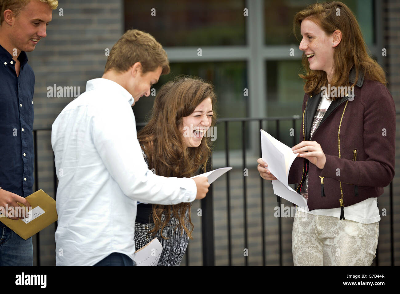 Studenten feiern ihre GCSE-Ergebnisse an der St. Mary Redcliffe School, Bristol. Stockfoto