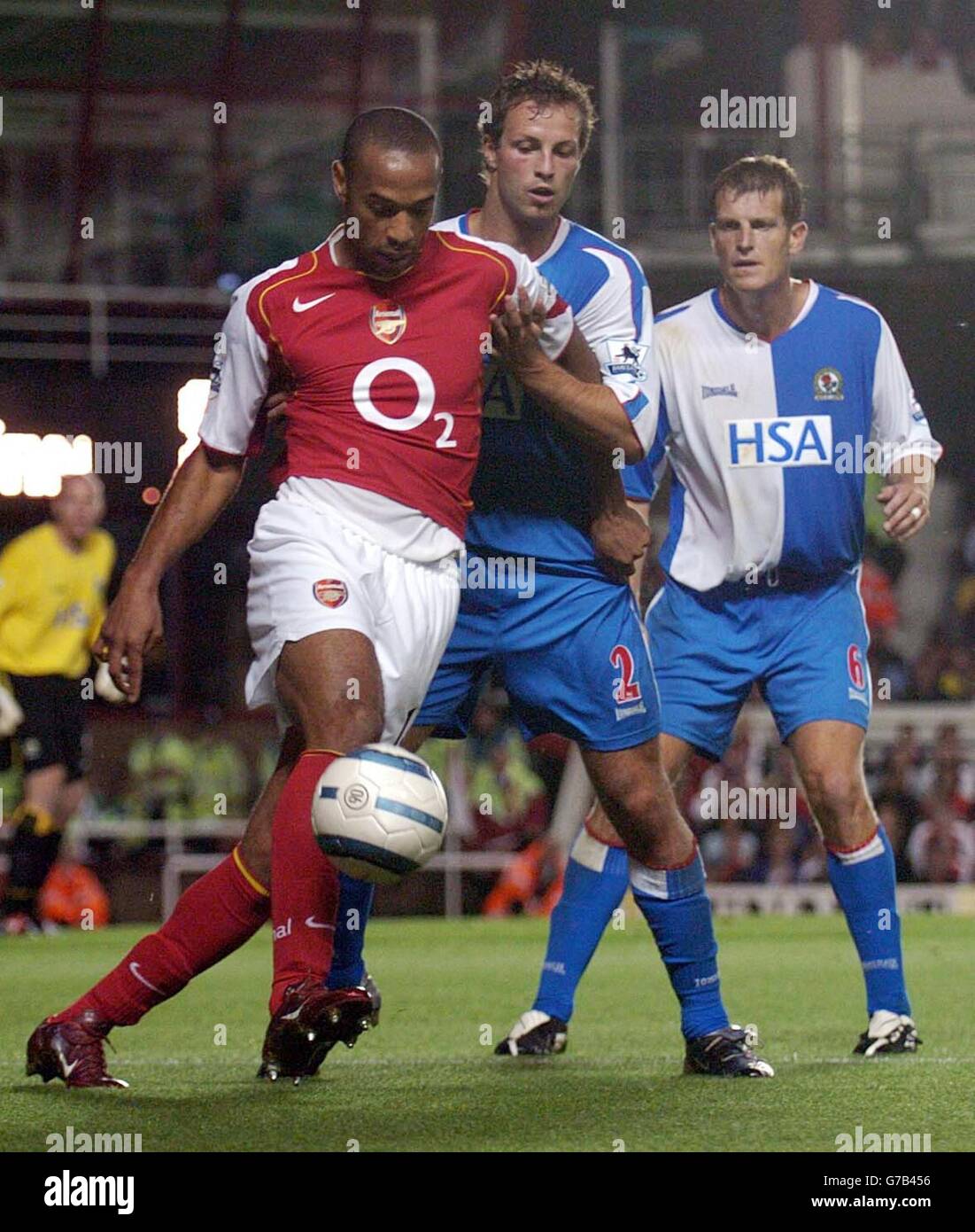 Thierry Henry von Arsenal (links) wird von Lucas Neill von Blackburn Rovers und Craig Short (rechts) während ihres Barclays Premiership-Spiels in Highbury, London, markiert. Endergebnis Arsenal 3-0 Blackburn Rovers. Stockfoto