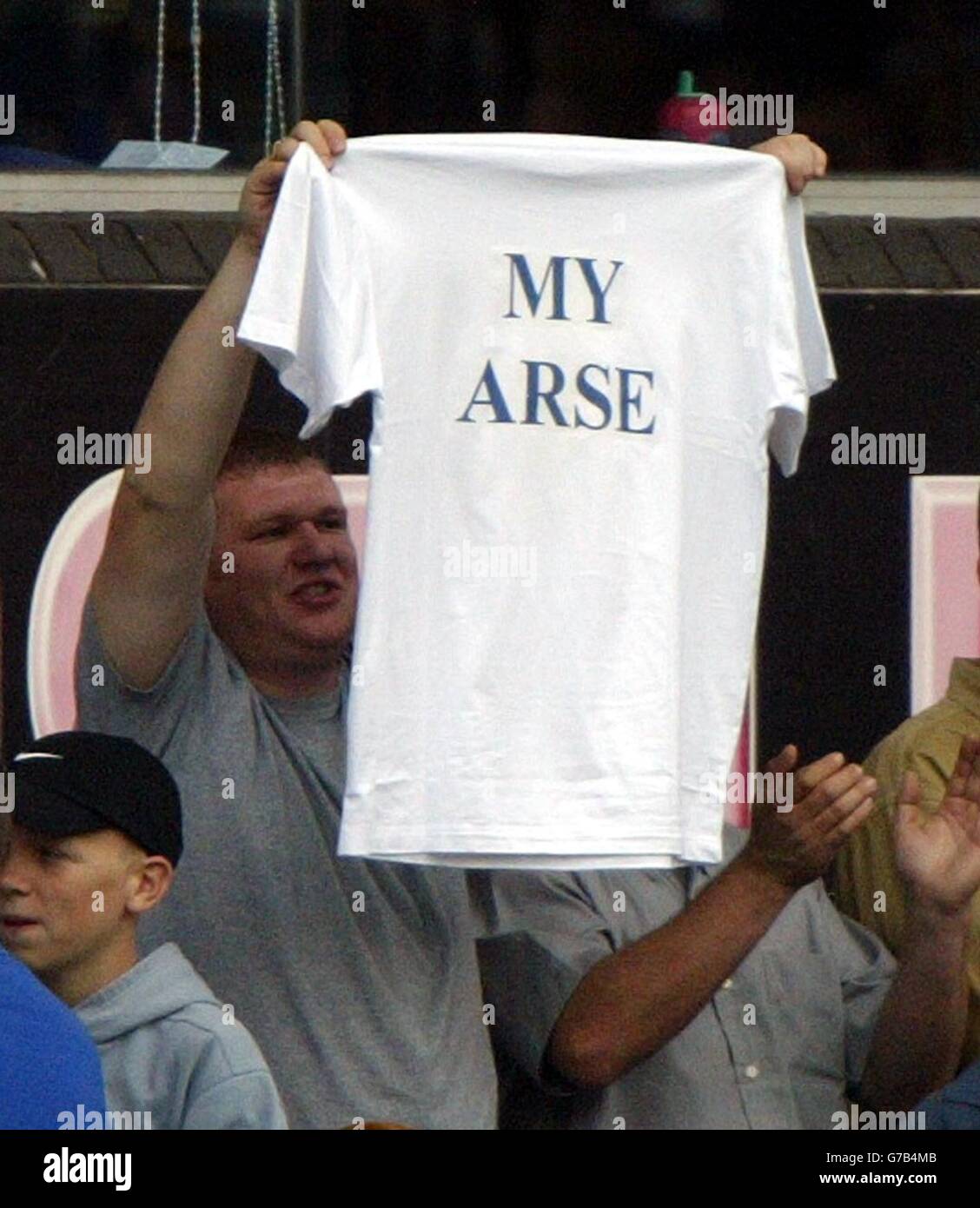 Ein Blues-Fan imitiert das berühmte Hemd, das Wayne Rooney einst gezeigt hat, mit einer zusätzlichen Nachricht auf der Rückseite des Barclays Premiership-Spiels gegen West Brom im Goodison Park Liverpool, Samstag, 28. August 2004 Stockfoto