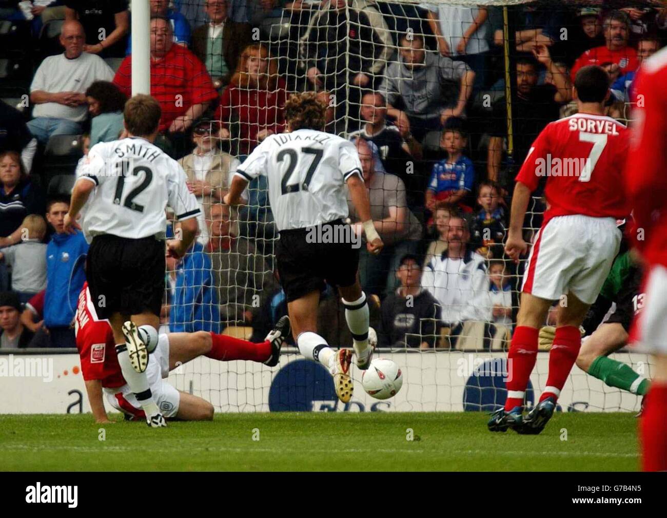 Derby's Inigo Idiakez (Mitte) erzielt das zweite Tor seiner Seite gegen Crewe während ihres Coca-Cola Championship-Spiels in Pride Park, Derby, am Samstag, den 28. August 2004. KEINE INOFFIZIELLE NUTZUNG DER CLUB-WEBSITE. Stockfoto