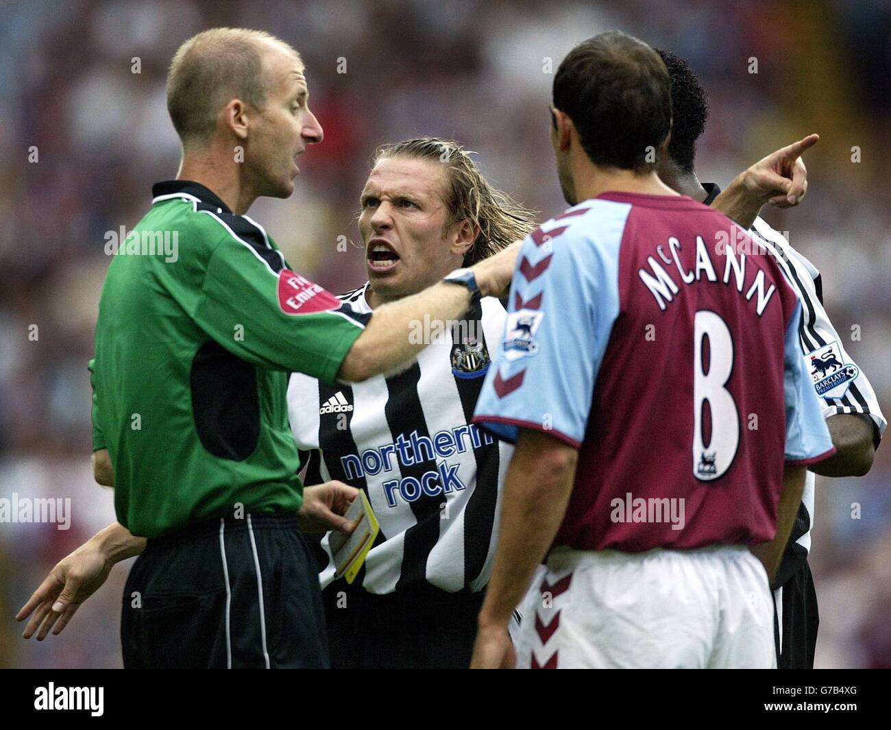 Craig Bellemy von Newcastle United zeigt seine Wut über Schiedsrichter Mike Riley, nachdem er während der Niederlage von Newcastle United gegen Aston Villa im Jahr 4-2 während des Barclays Premiership-Spiels in Villa Park, Birmingham, am Samstag, den 28. August 2004, nur eine gelbe Karte an den Aston Villa-Torwart Thomas Sorensen gegeben hatte, der sich außerhalb des Strafbereichs eingesetzt hatte. Stockfoto