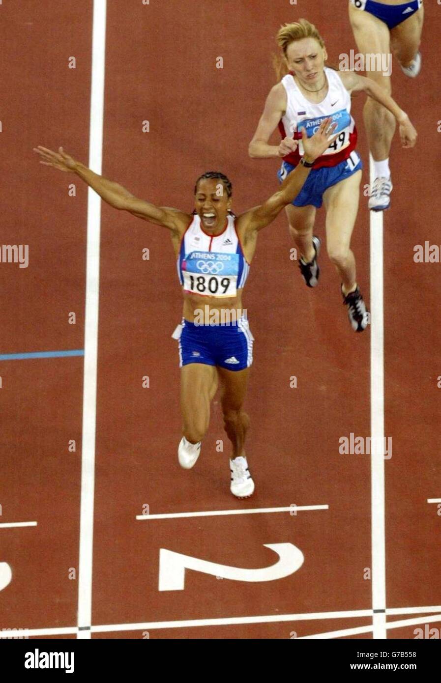 Die britische Kelly Holmes ist auf dem Weg zu Gold in den 1500 Metern bei den Olympischen Spielen in Athen am Samstag, dem 28. August 2004, um ihr Gold in den 800 Metern am Montag zu erhöhen. Stockfoto