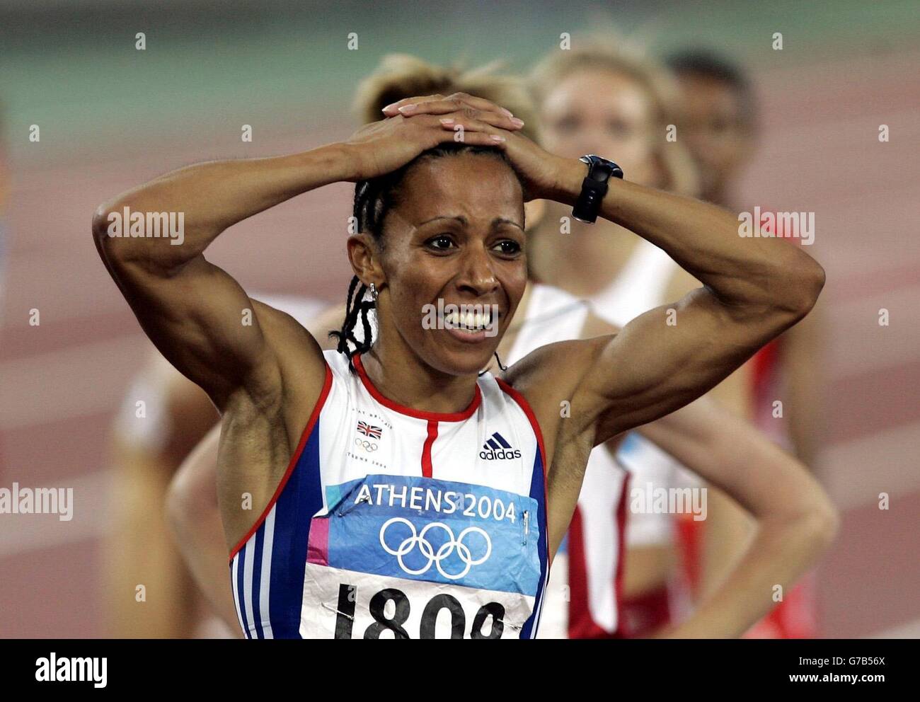 Die britische Kelly Holmes reagiert, nachdem sie am Samstag, den 28. August 2004, im Olympiastadion in Athen, Griechenland, das 1500-m-Finale der Frauen gewonnen hat. Stockfoto