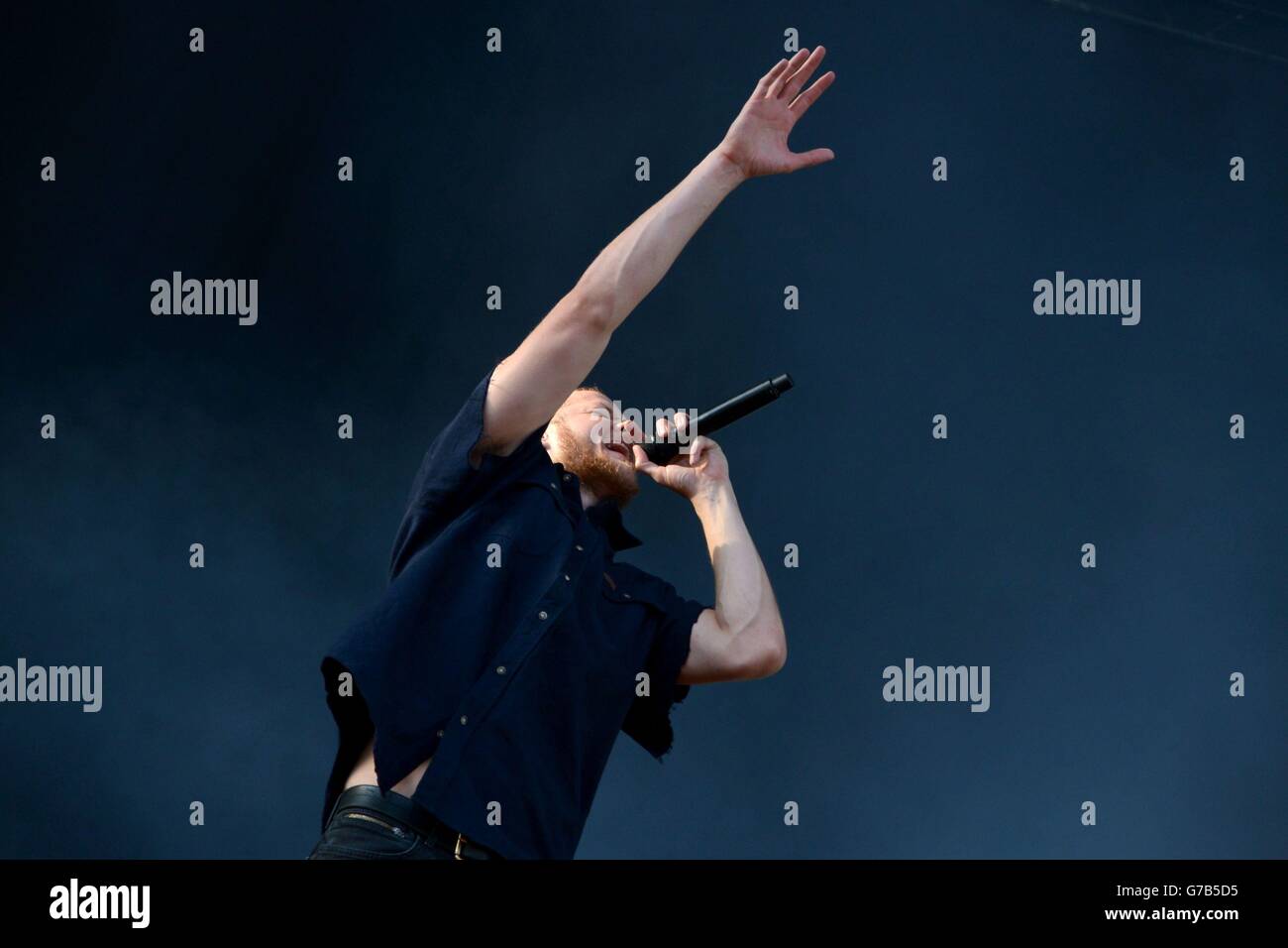 Dan Reynolds von The Imagine Dragons tritt am dritten Tag des Leeds Festivals im Bramham Park, Leeds, auf. Stockfoto