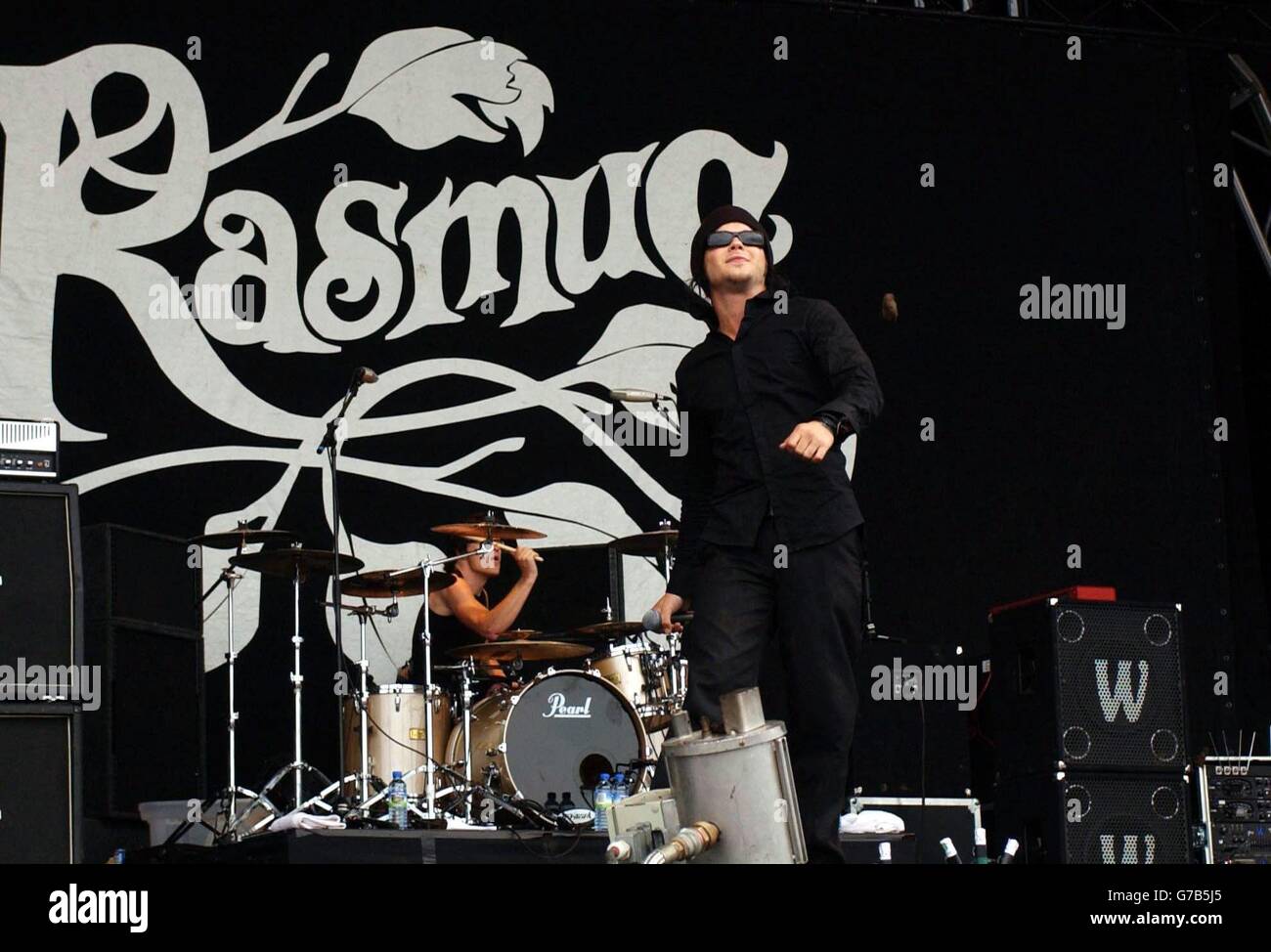 Die Rasmus während ihres Aufführens auf der Hauptbühne, am letzten Tag des Carling Weekend : Reading Festival, in Reading. Die Band verließ die Bühne, nachdem sie nur einen Song ihres Sets gespielt hatten, als sie während ihres Auftrittes mit Schlamm und Raketen bombardiert wurden. Stockfoto