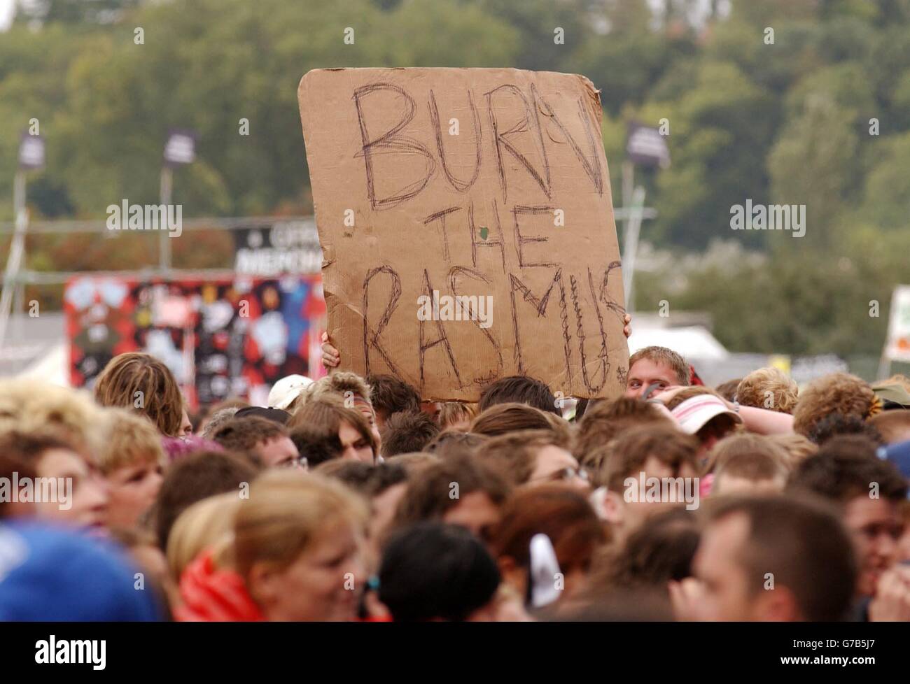 Ein Zeichen in der Menge, als die Rasmus mit Schlamm und Raketen bombardiert werden, während sie auf der Hauptbühne auftreten, am letzten Tag des Carling Weekend : Reading Festival, in Reading. Die Band verließ die Bühne, nachdem sie nur einen Song ihres Sets gespielt hatte. Stockfoto