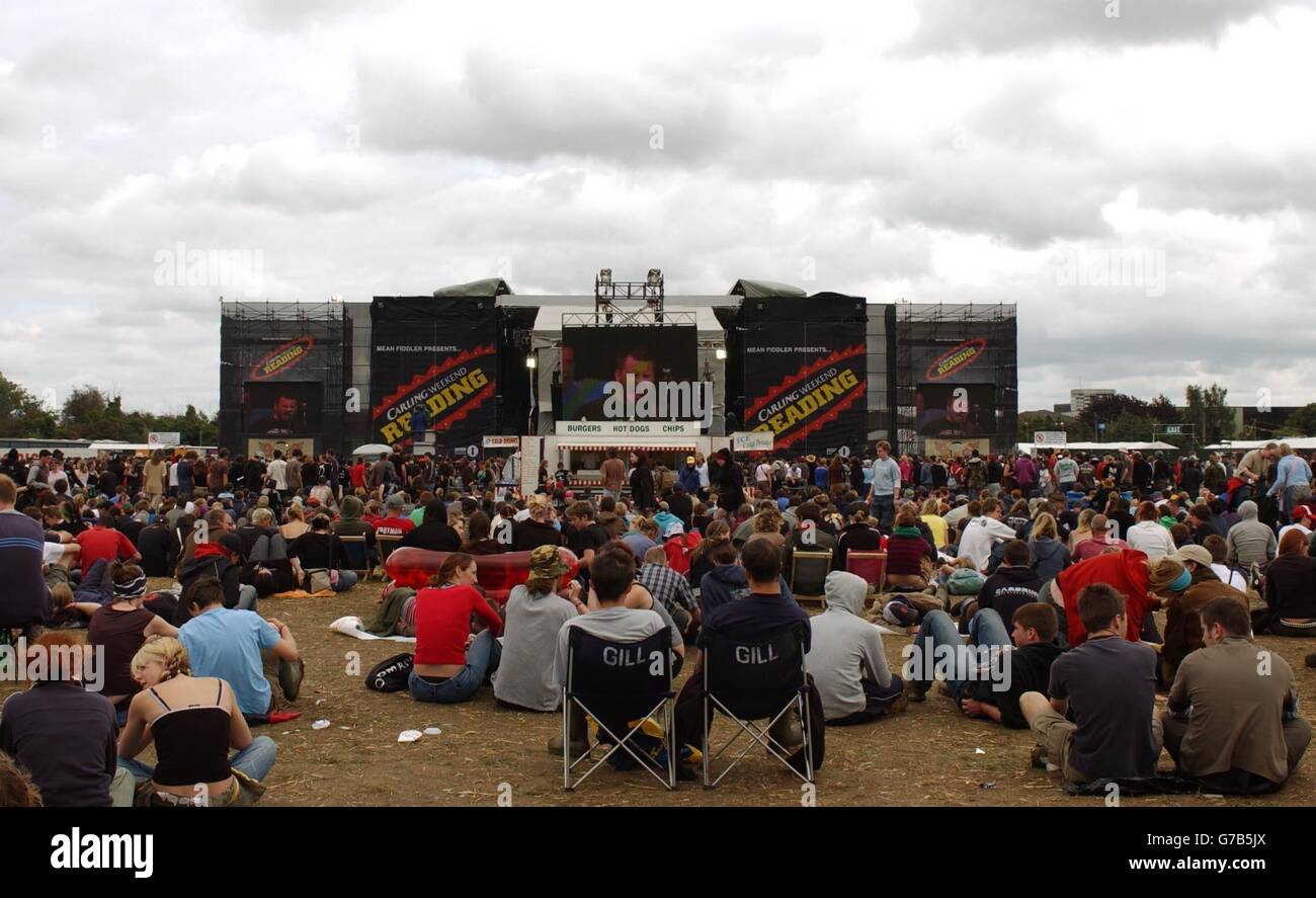 SHOWBIZ Festival 12. Menschenmassen auf der Hauptbühne, am letzten Tag des Carling Weekend : Reading Festival, in Reading Stockfoto