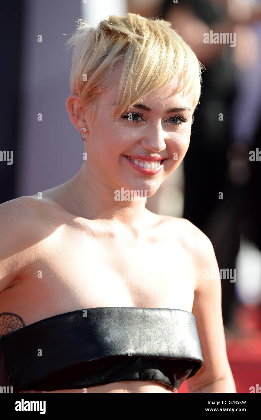 Miley Cyrus bei der Ankunft bei den MTV Video Music Awards 2014 im Forum in Inglewood, Los Angeles. Stockfoto