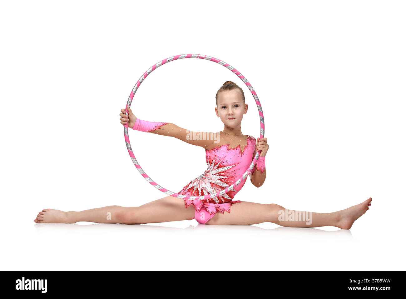 Little Girl Gymnast Doing Exercise Fotos Und Bildmaterial In Hoher little-girl-gymnast-doing-exercise-fotos-und-bildmaterial-in-hoher