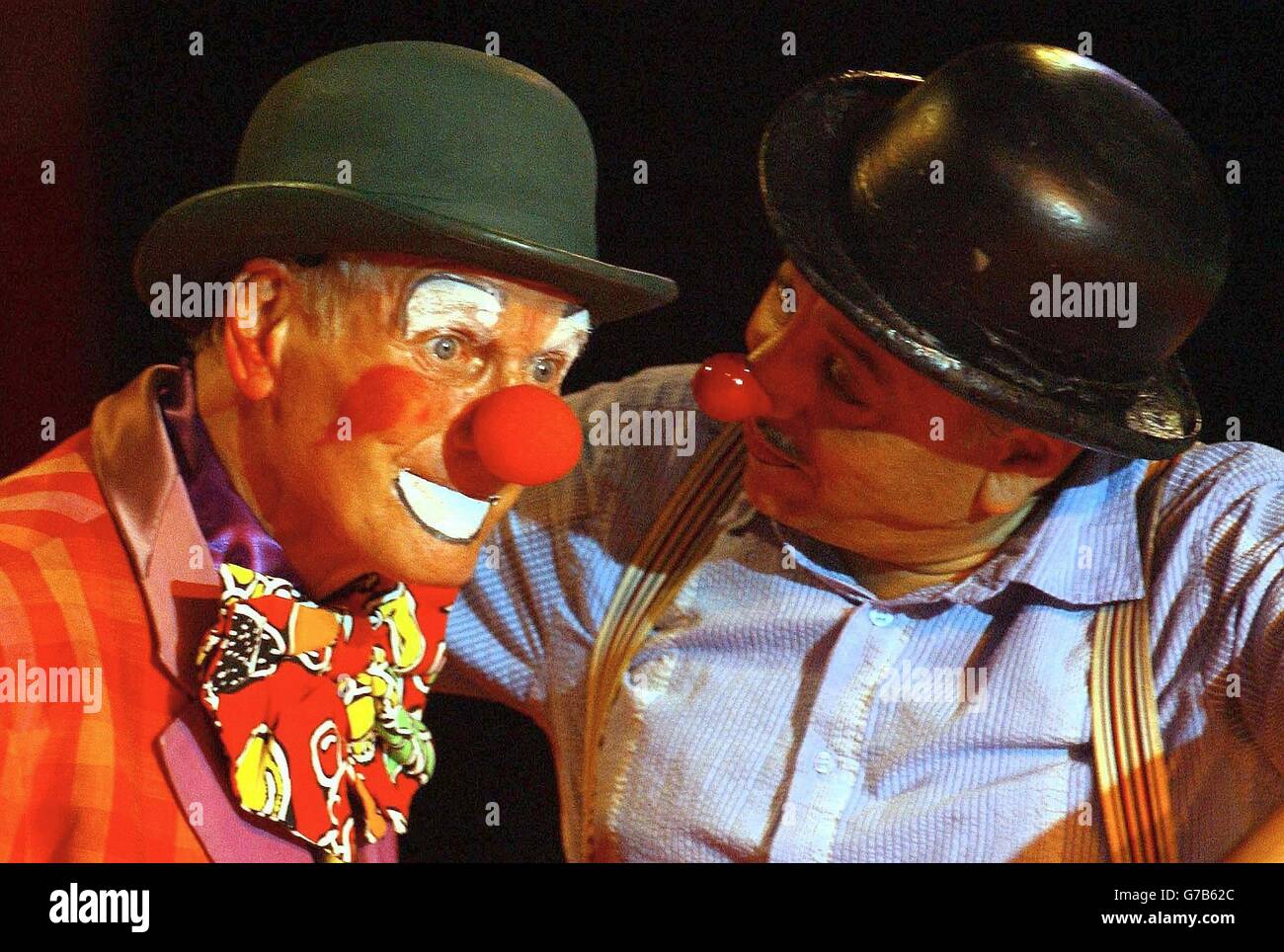 Clowns Charlie Cairoli (rechts) und Hollywood-Schauspieler Paul Newman als Butch Bolognese während der Proben einer besonderen Einzelvorstellung im Zippos-Zirkus in Highbury Fields, Islington, North London, zugunsten von UK Children's Charities. Stockfoto