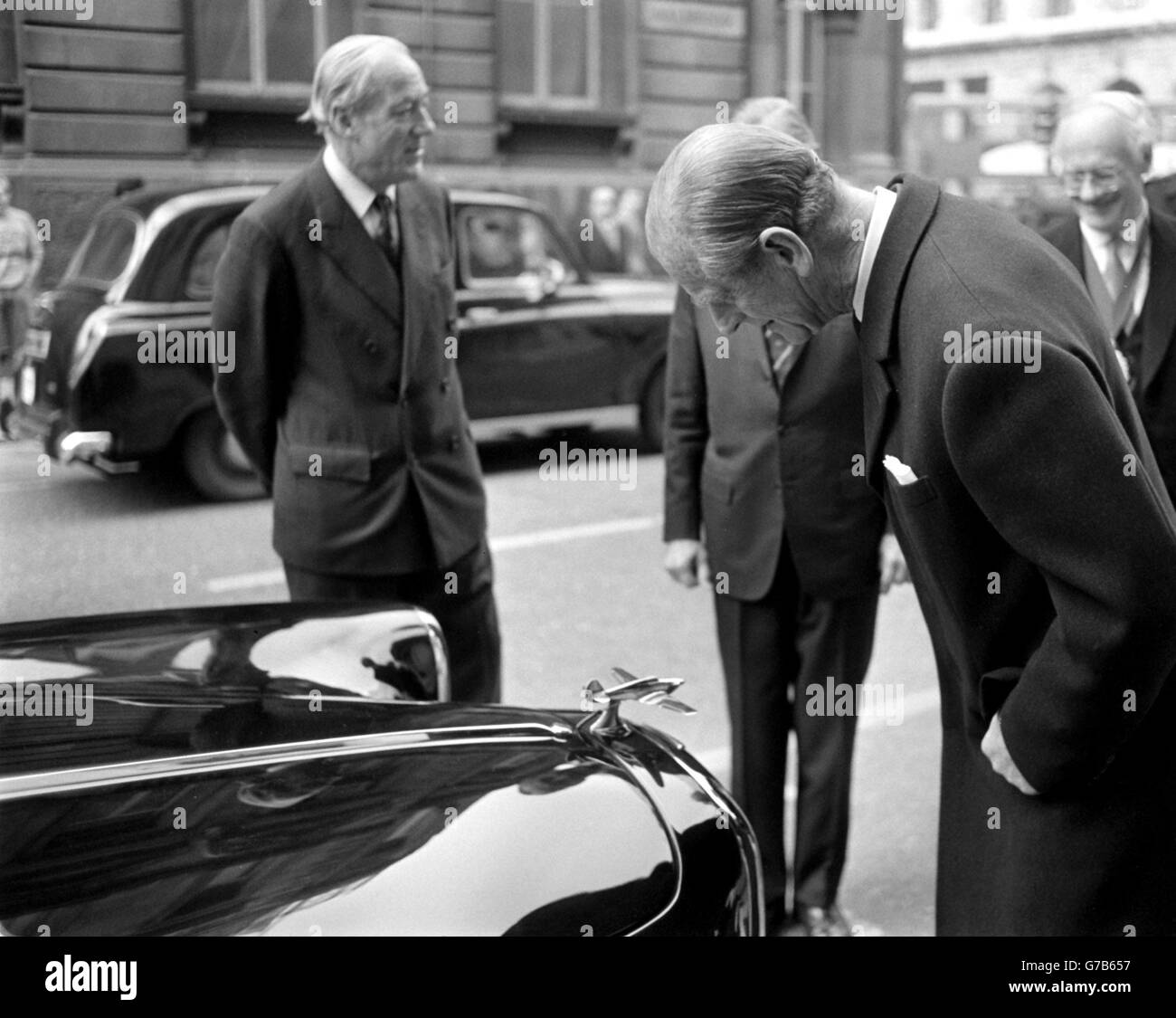 Der Herzog von Edinburgh bewundert das Modell eines Hurrikans auf der Motorhaube eines 1963 Alvis, der einst im Besitz des Kriegsjägers Douglas Bader vor dem Mansion House in London war, als er an einem Mittagessen der Douglas Bader Foundation teilnahm. Stockfoto