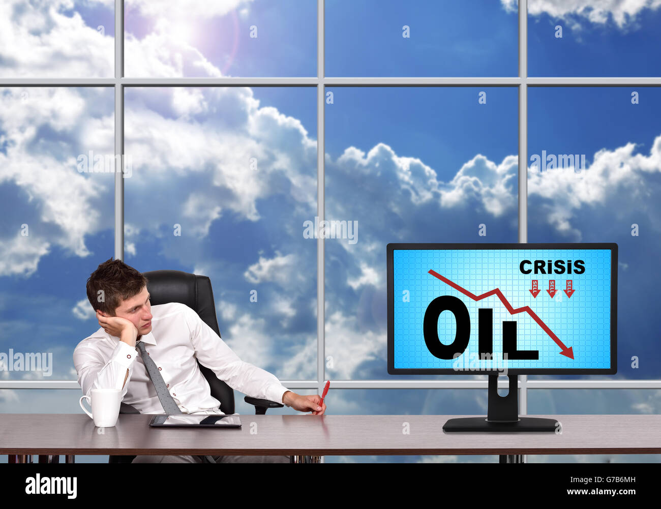 Geschäftsmann sitzt im Büro und auf der Suche nach Öl Krisenkonzept zu überwachen Stockfoto
