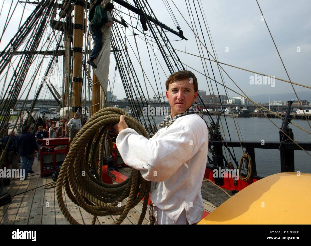 Malcolm Evans, aus Australien, an Bord einer Nachbildung des Captain James Cook Bootes, Belfast, segelte das Schiff heute im Rahmen seiner britischen Rundreise in Belfast Dock, das Schiff ist eine exakte Nachbildung des Bootes, Das Ende der 1760er Jahre eine epische Reise in den südpazifik und Australasien unternahm und bis zum 19. September 2004 für die Öffentlichkeit zugänglich ist. Stockfoto