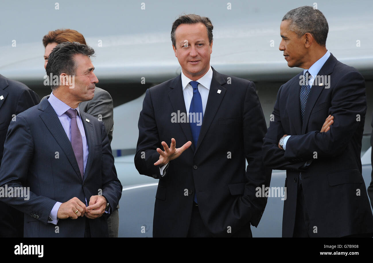 Premierminister David Cameron (Mitte), US-Präsident Barack Obama und NATO-Generalsekretär anders Fogh Rasmussen und andere NATO-Führer versammeln sich am letzten Tag des Gipfels im Celtic Manor Resort in Newport, Südwales, um einen Flug aus Militärflugzeugen aus NATO-Mitgliedsländern zu beobachten. Stockfoto