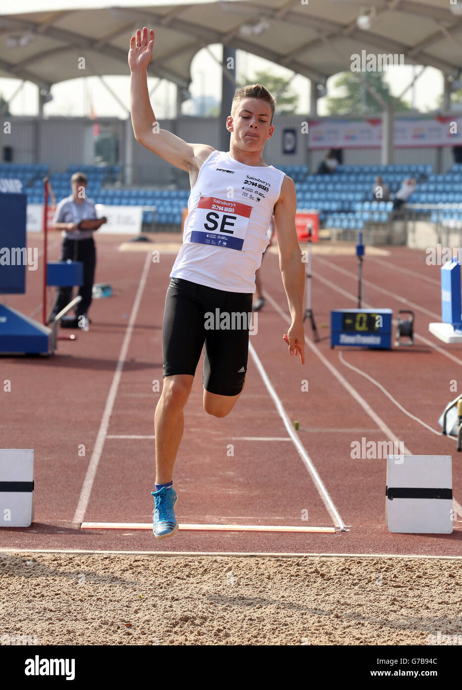 Max Price von South East in Aktion beim Long Jump bei den Sainsbury's School Games 2014, Manchester Regional Arena, Manchester. Stockfoto