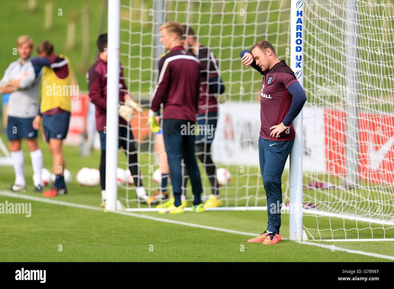 Der englische Wayne Rooney wischt sich während einer Trainingspause im St. George's Park, Burton Upon Trent, die Stirn. DRÜCKEN Sie VERBANDSFOTO. Bilddatum: Freitag, 5. September 2014. Siehe PA Geschichte FUSSBALL England. Bildnachweis sollte lauten: Mike EgertonPA Wire. Stockfoto